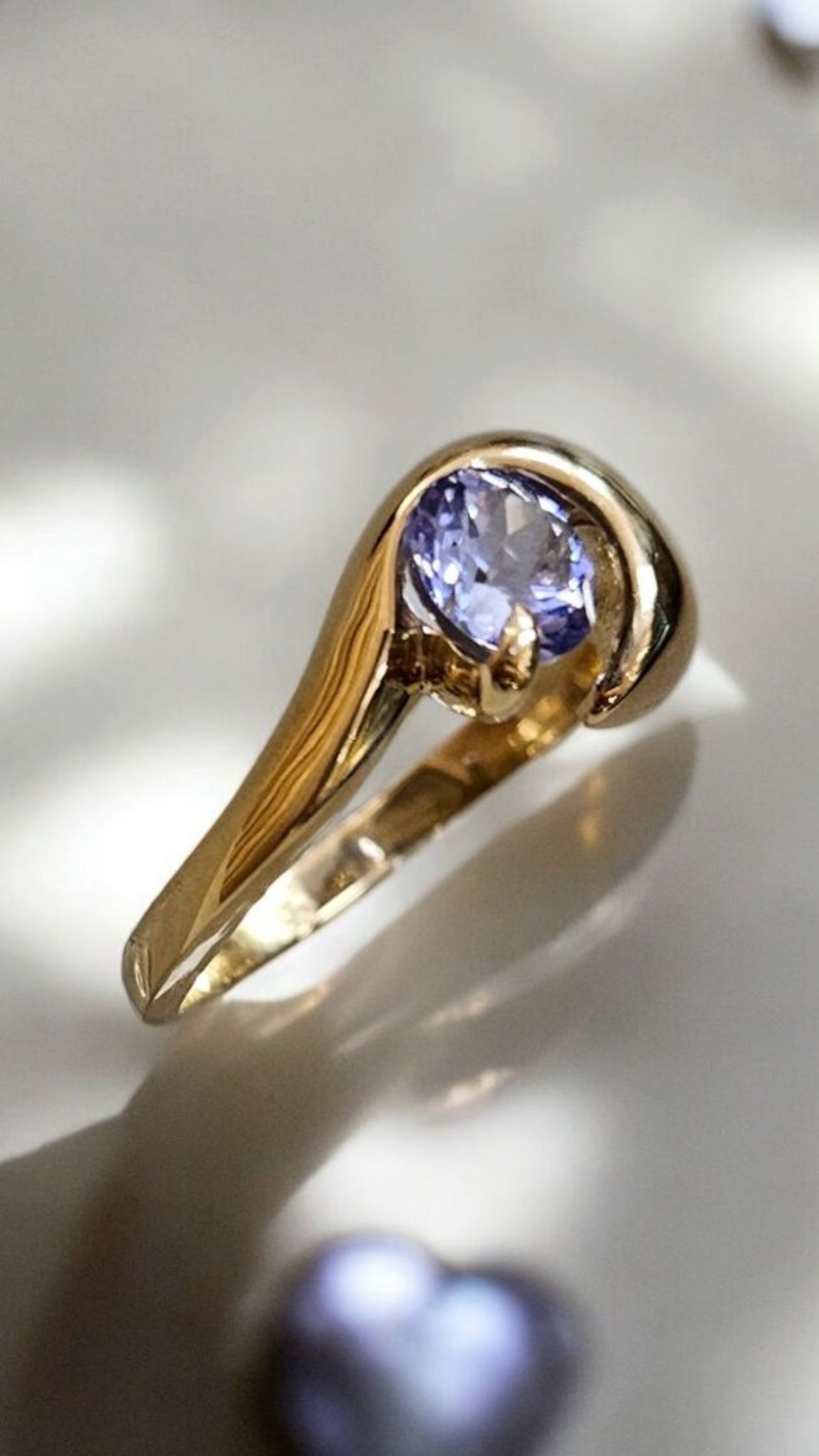 Златен пръстен с танзанит