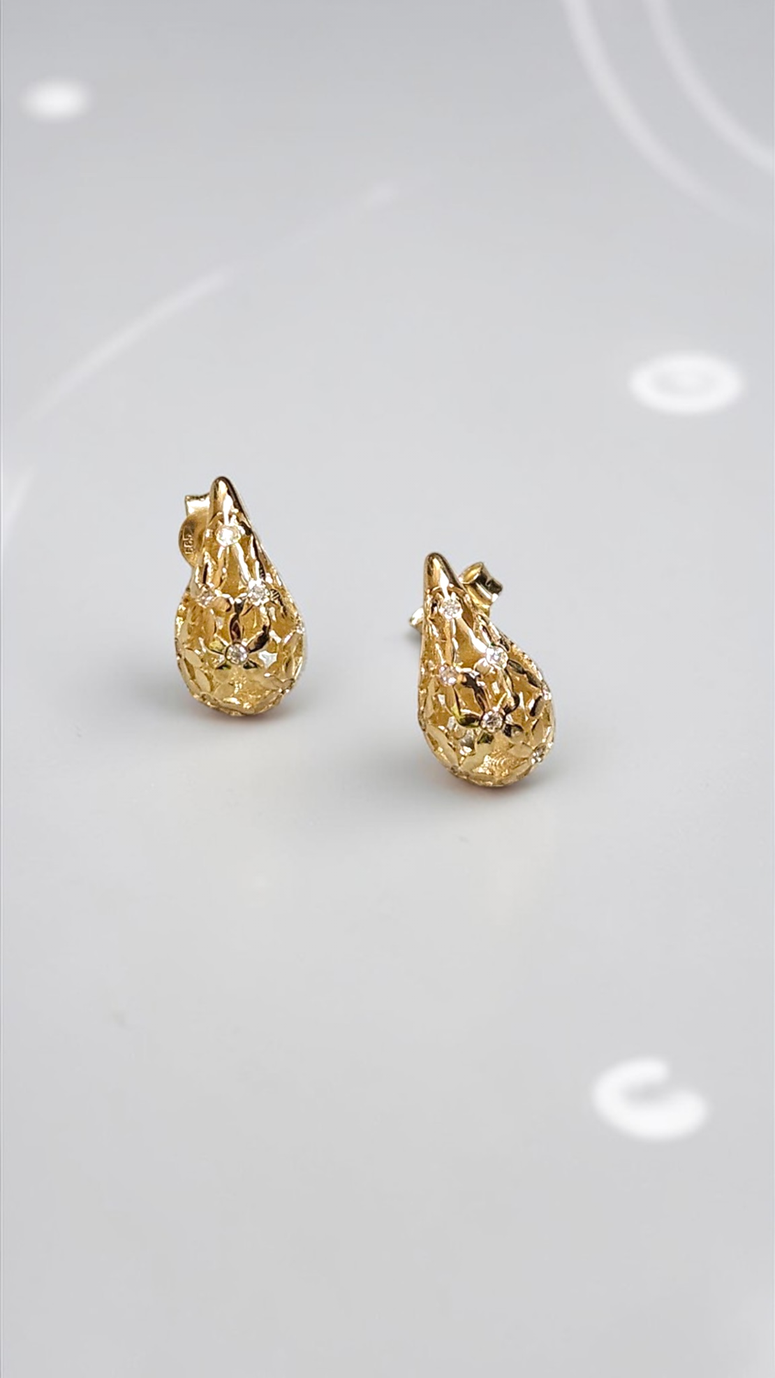 Златни обеци с диаманти 