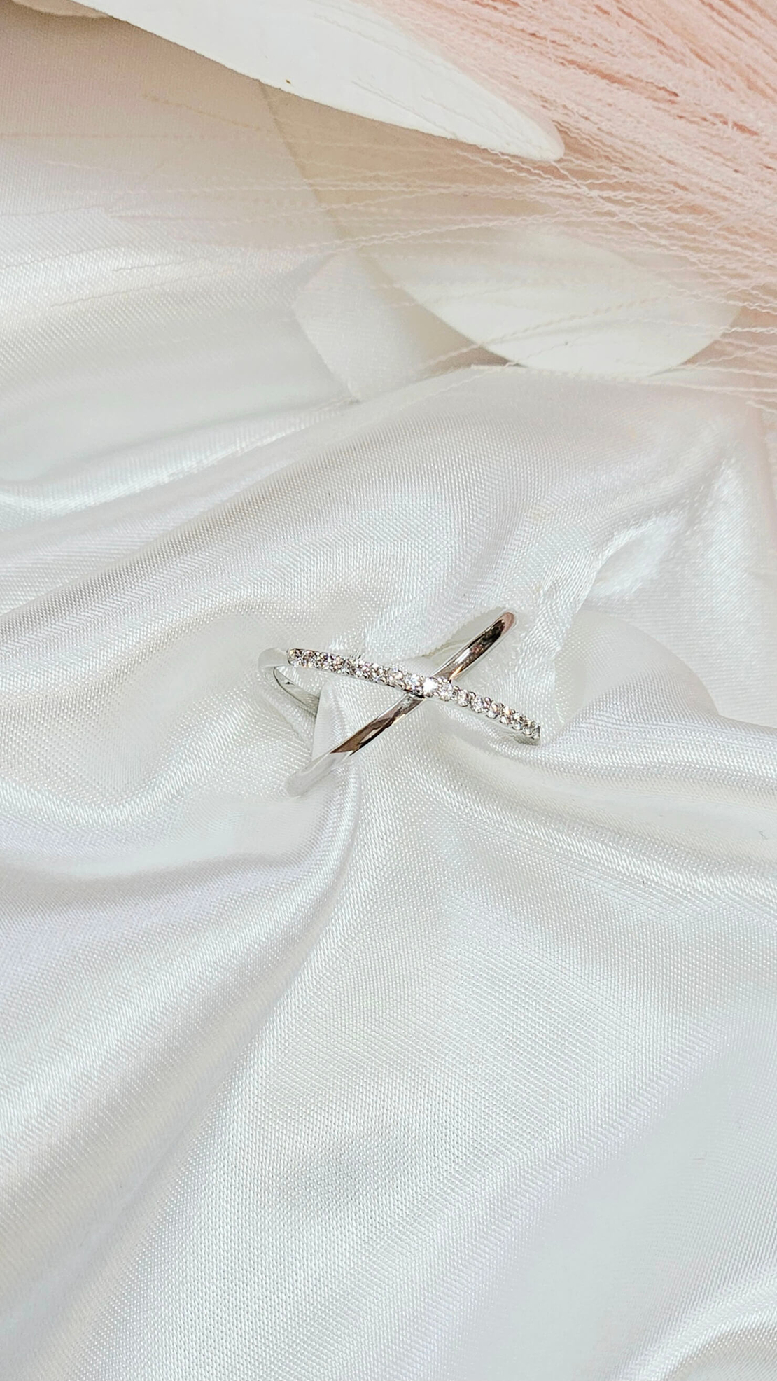 Златен пръстен от бяло злато Преплетени Халки