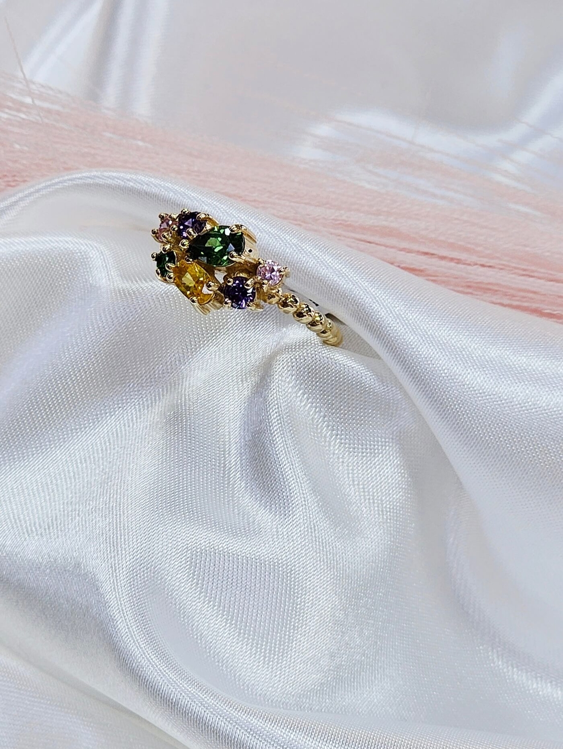 Златен пръстен от жълто злато с цветни циркони