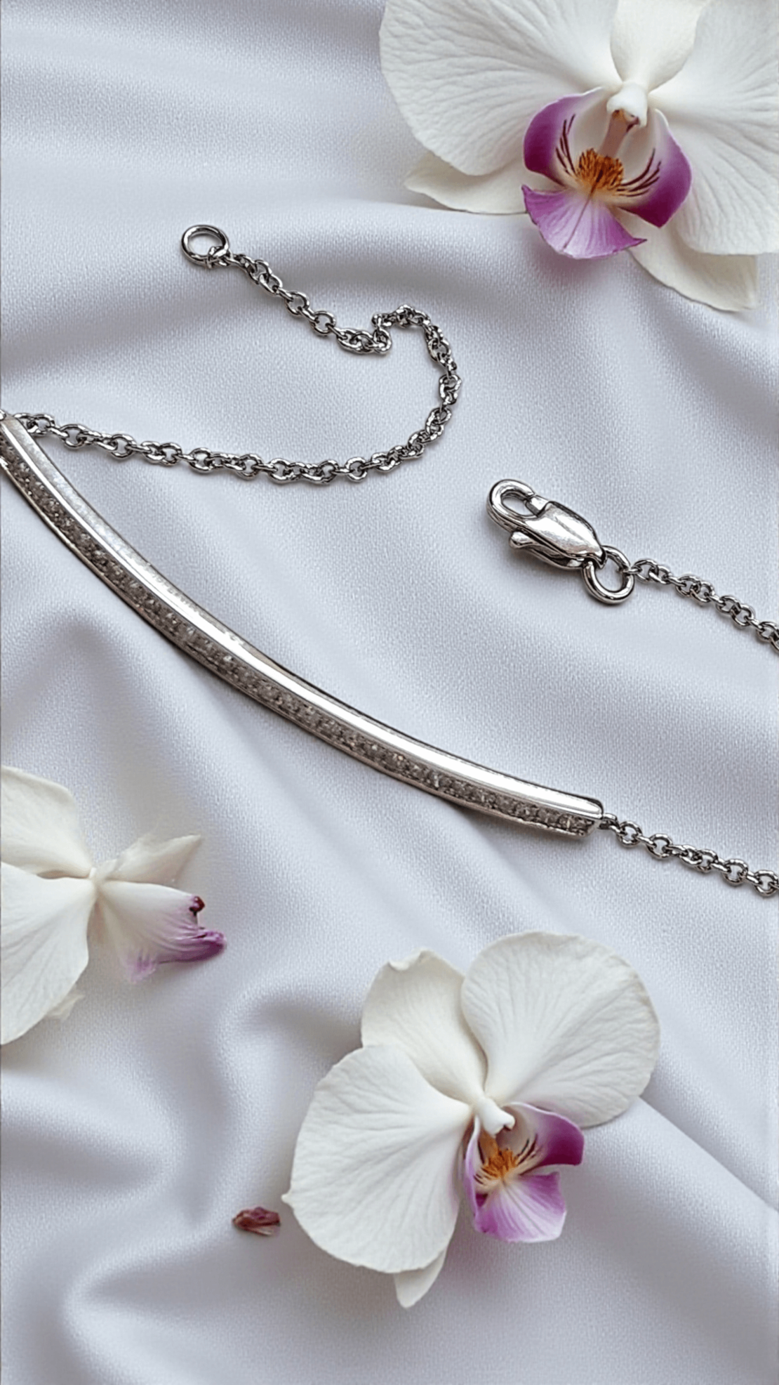 Златна гривна от бяло злато и диаманти