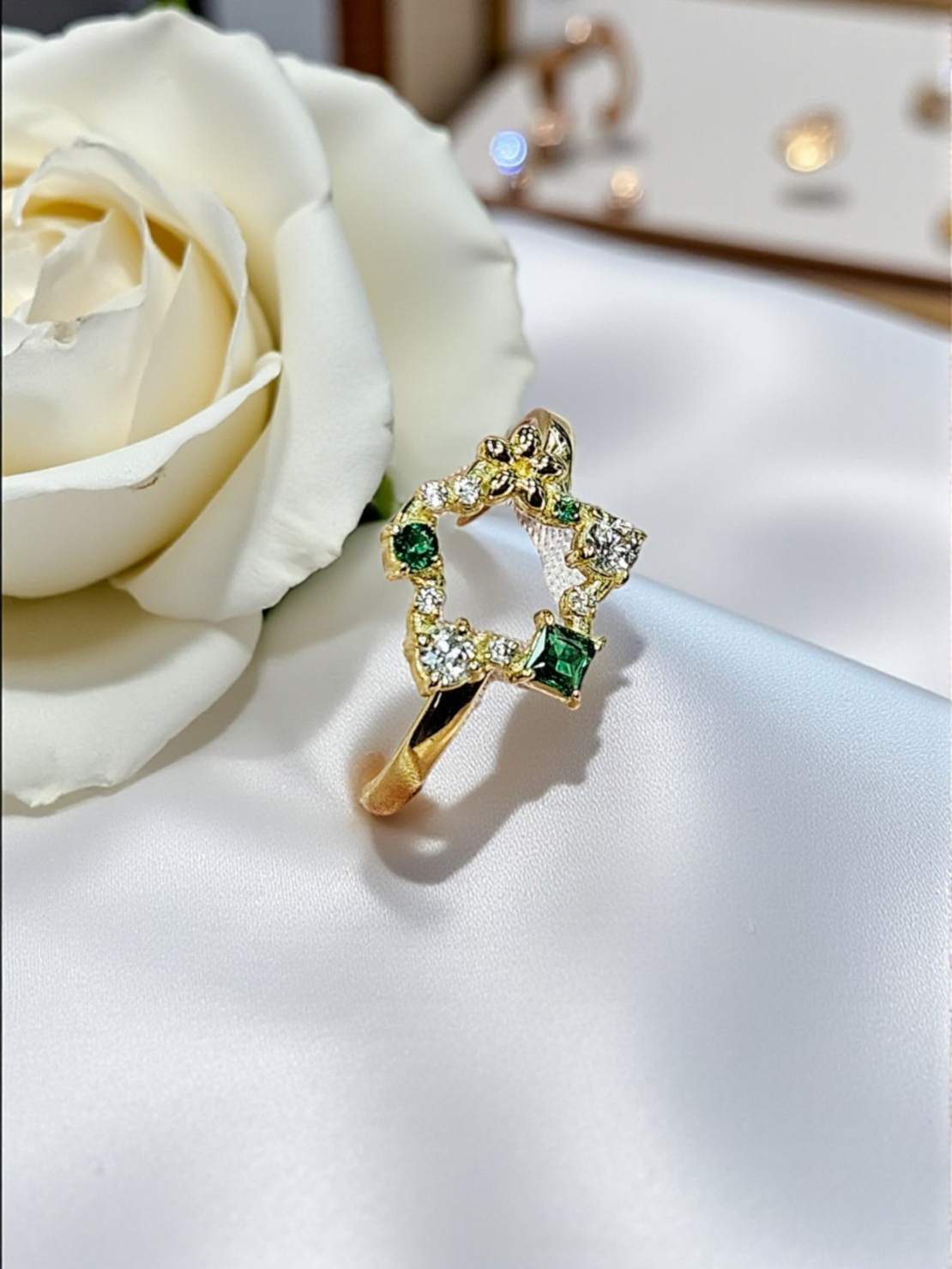 Златен пръстен със зелени и бели циркони
