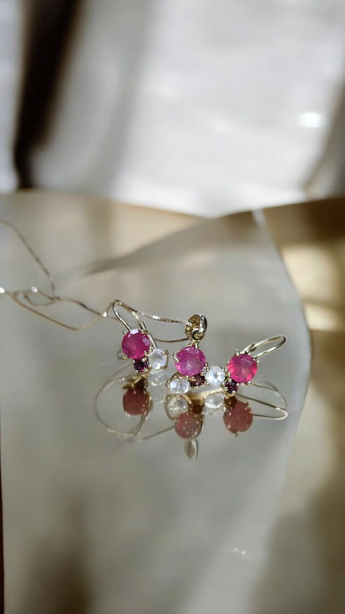 Златен комплект с рубин и планински криснал