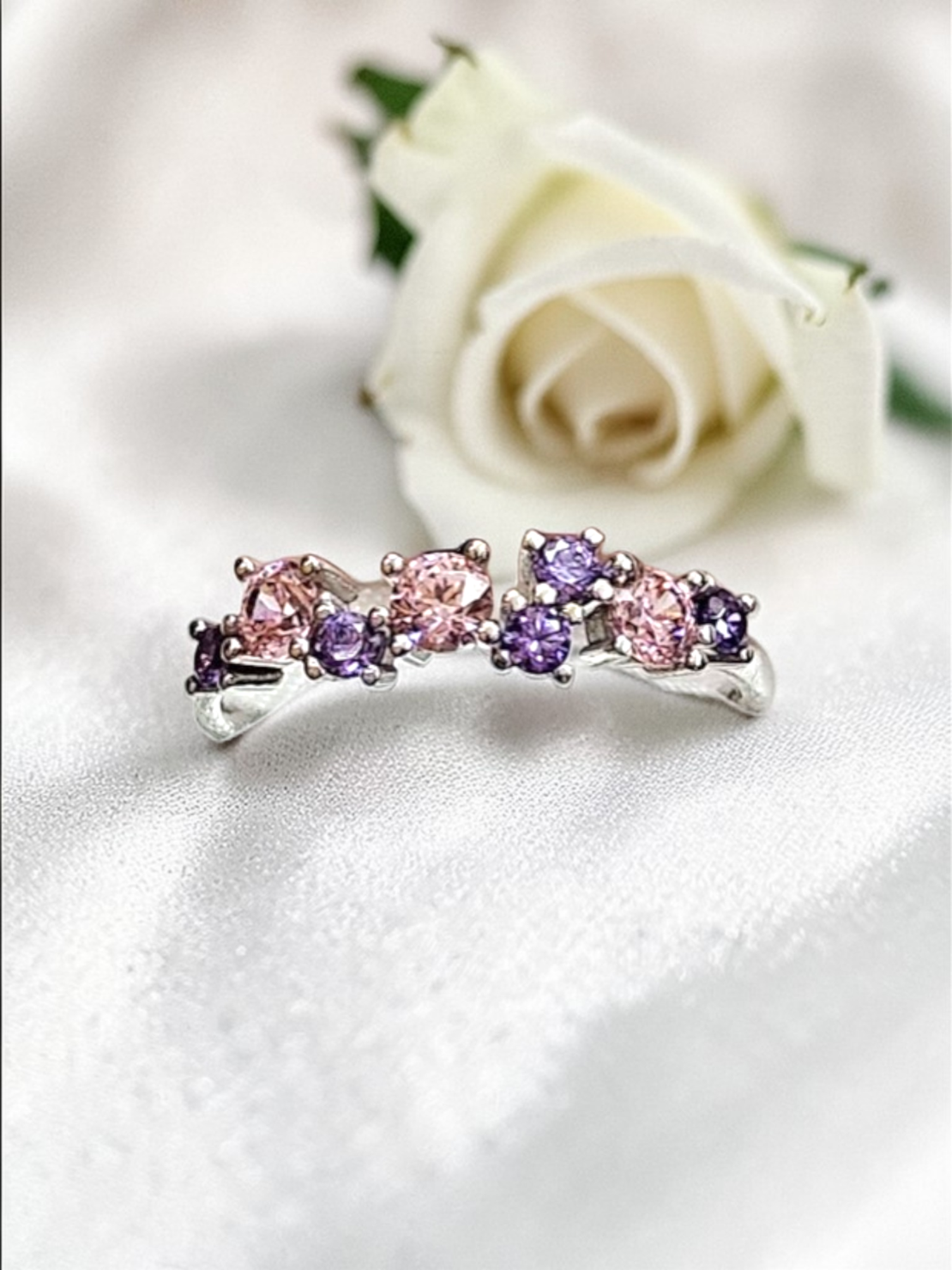Златен пръстен с розови и лилави циркони
