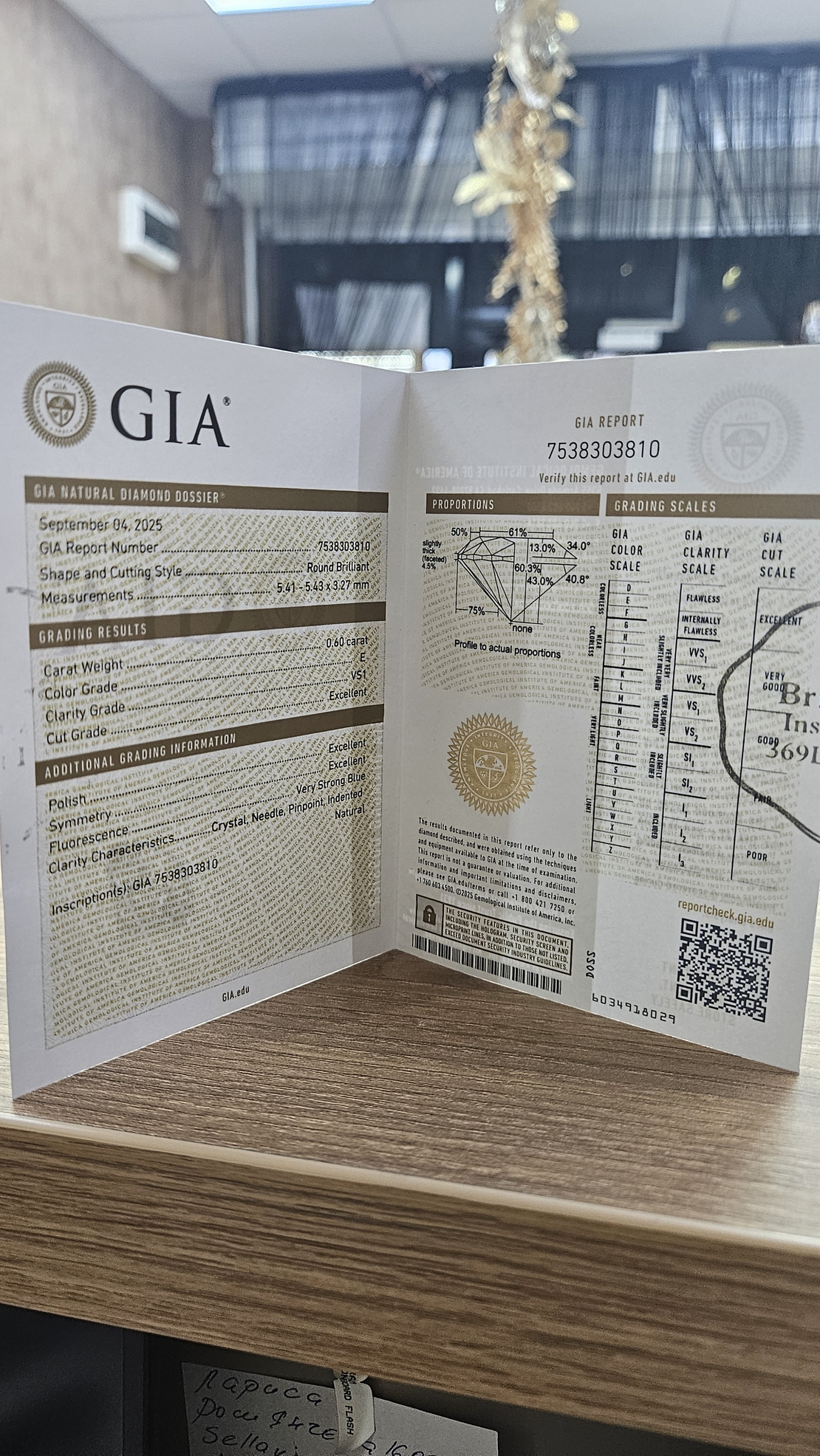 Златен пръстен с диамант GIA