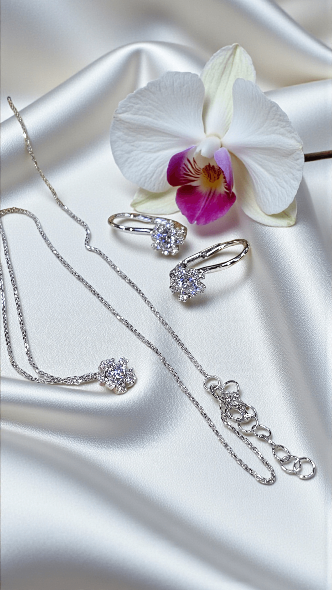 Златен комплект от бяло злато с циркони