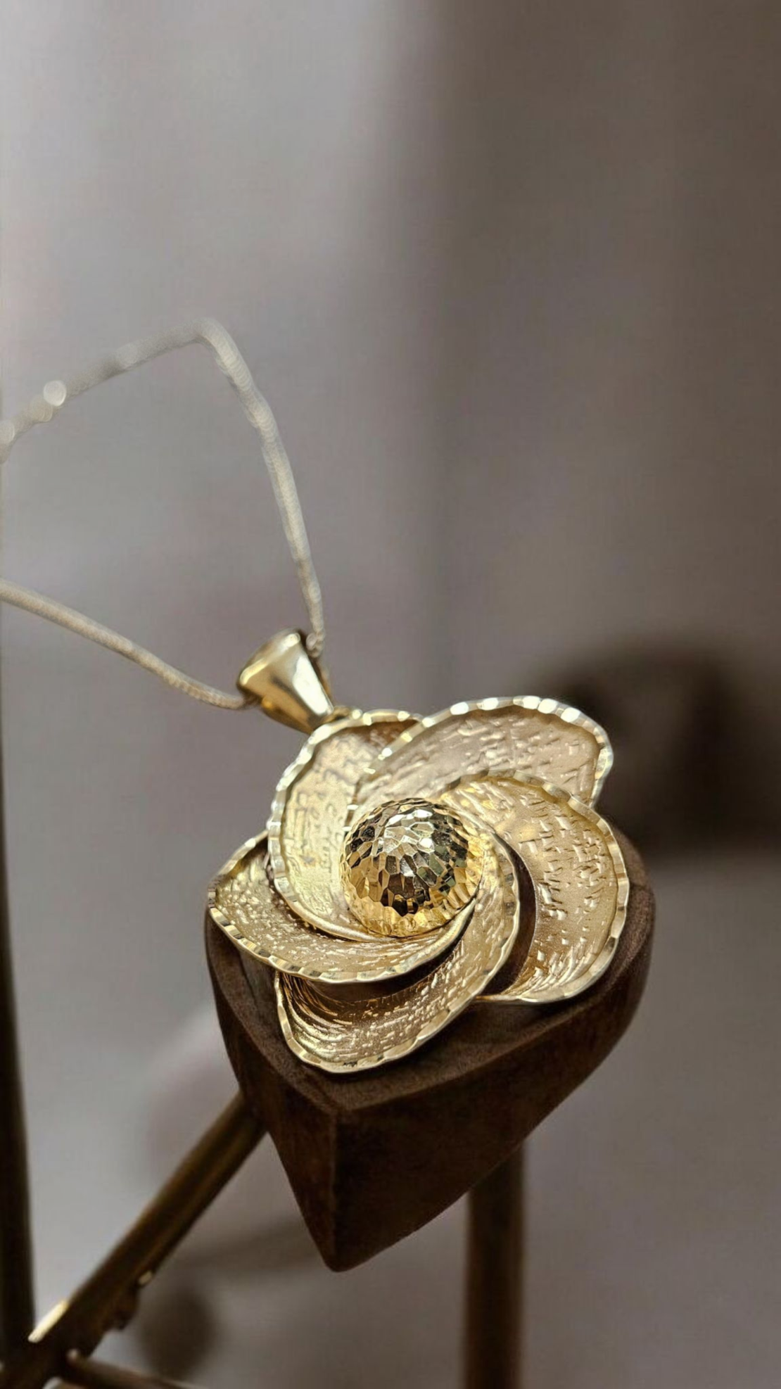 Златен медальон