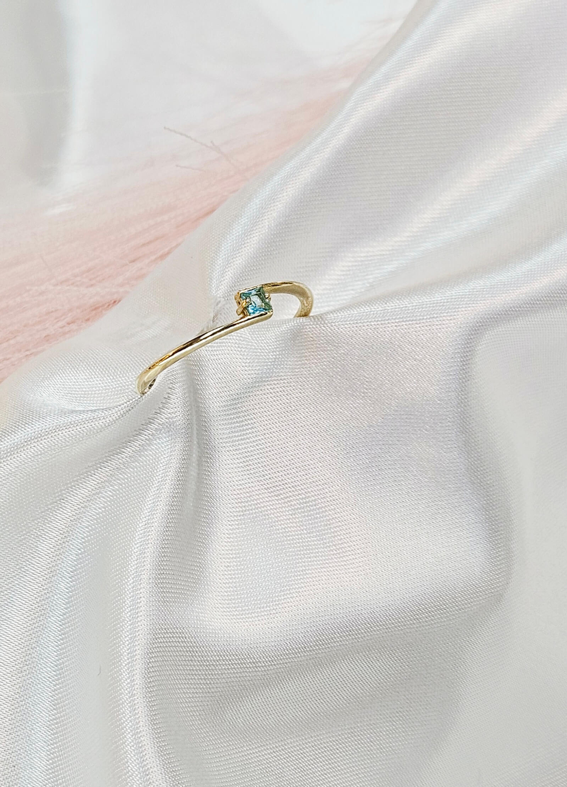 Златен пръстен със светло син циркон