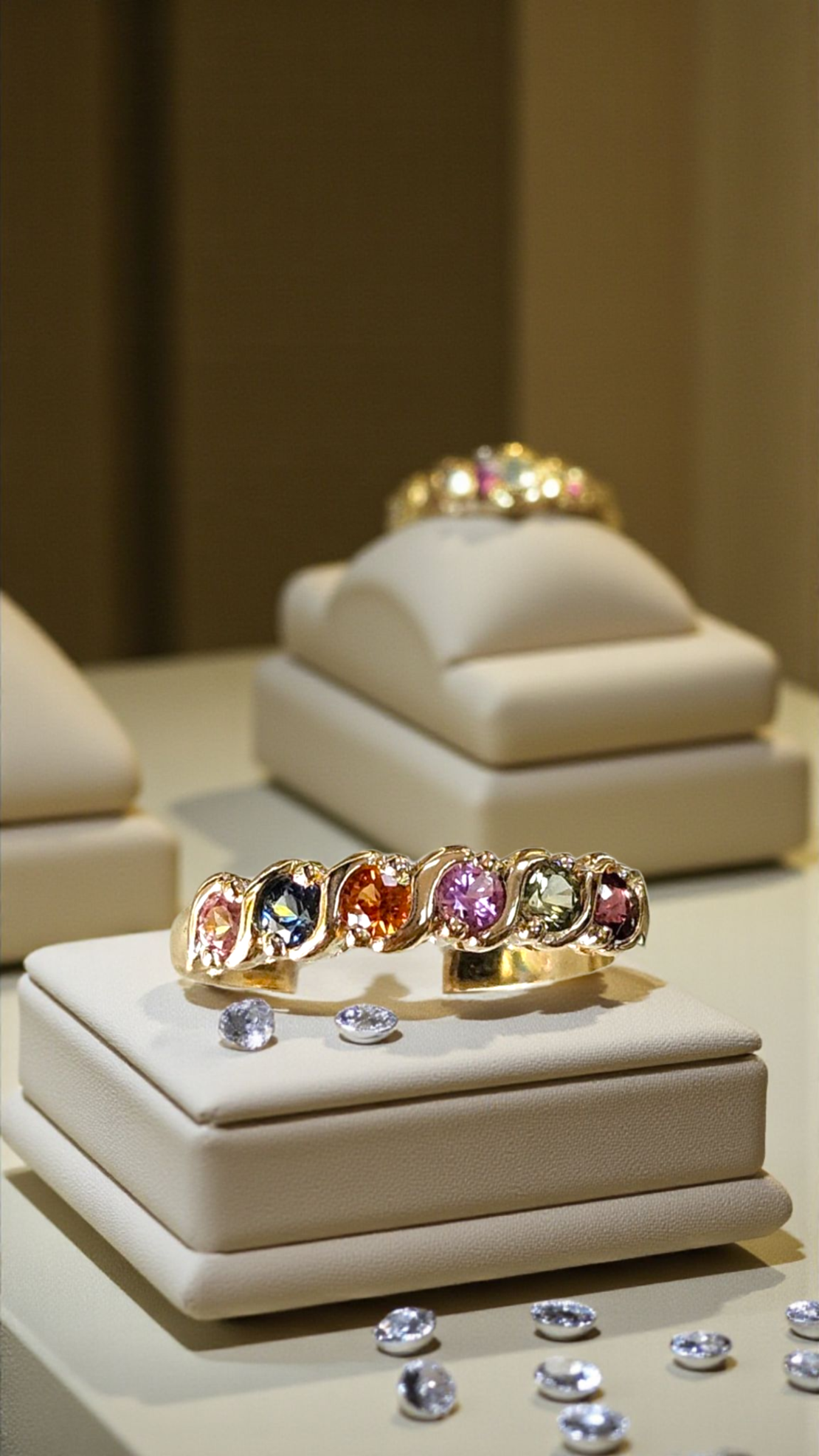 Златен пръстен със цветни сапфири