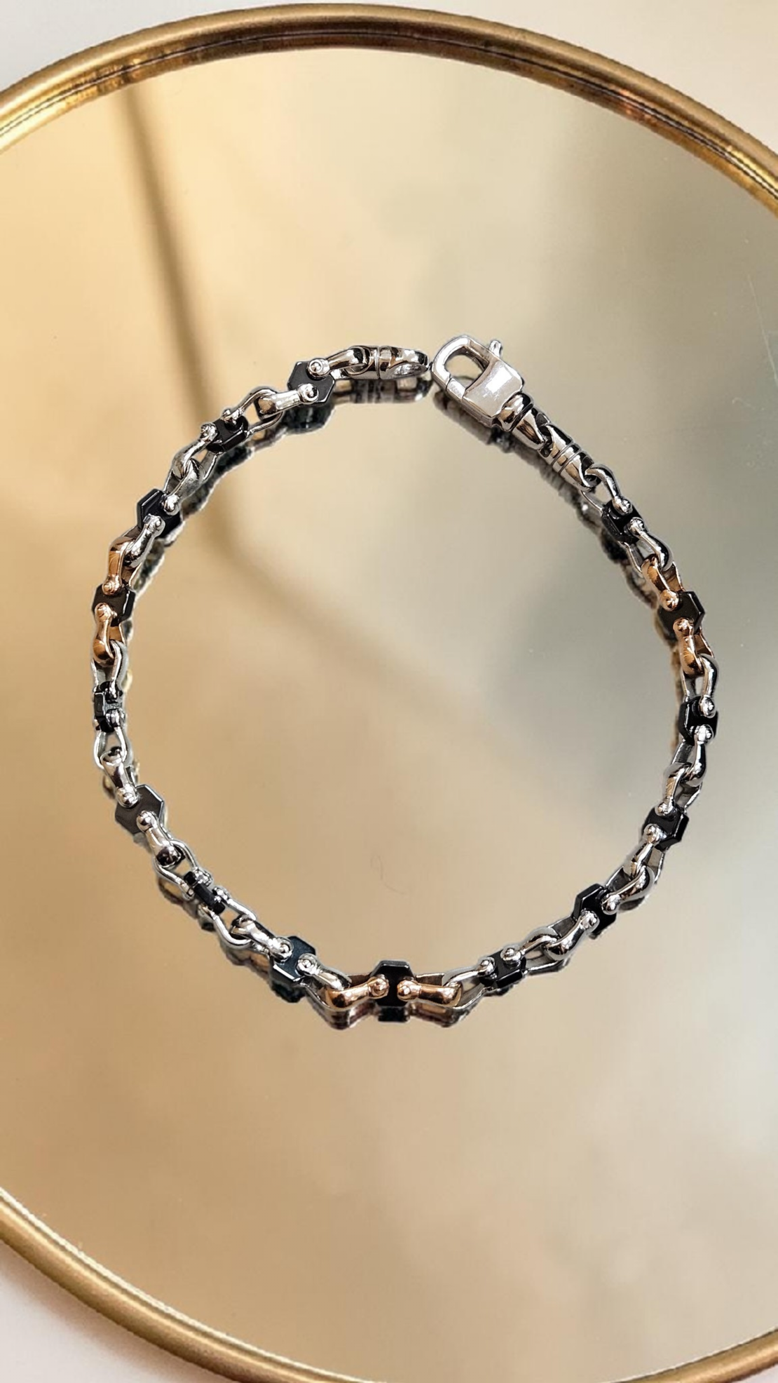 Златна гривна от бяло и розово злато с елементи от керамика