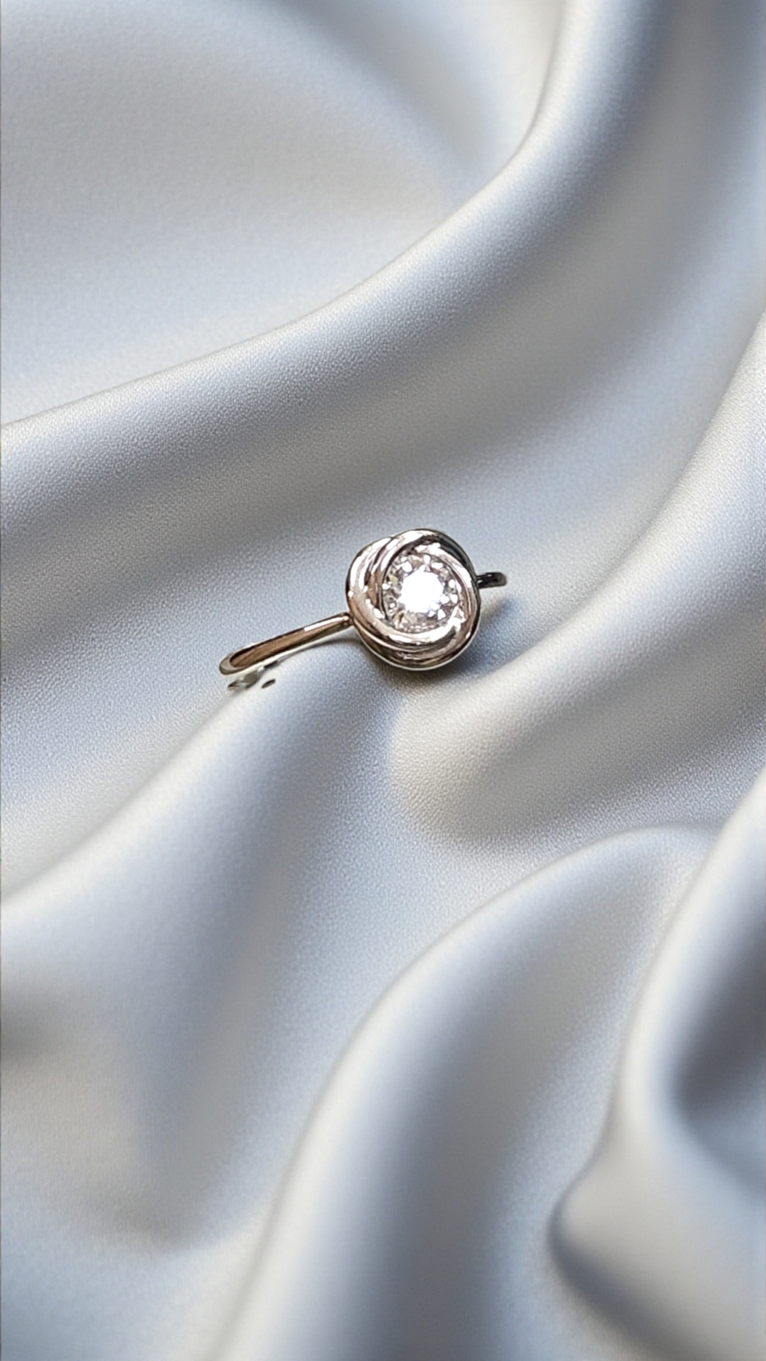 Златен пръстен от бяло злато с циркони