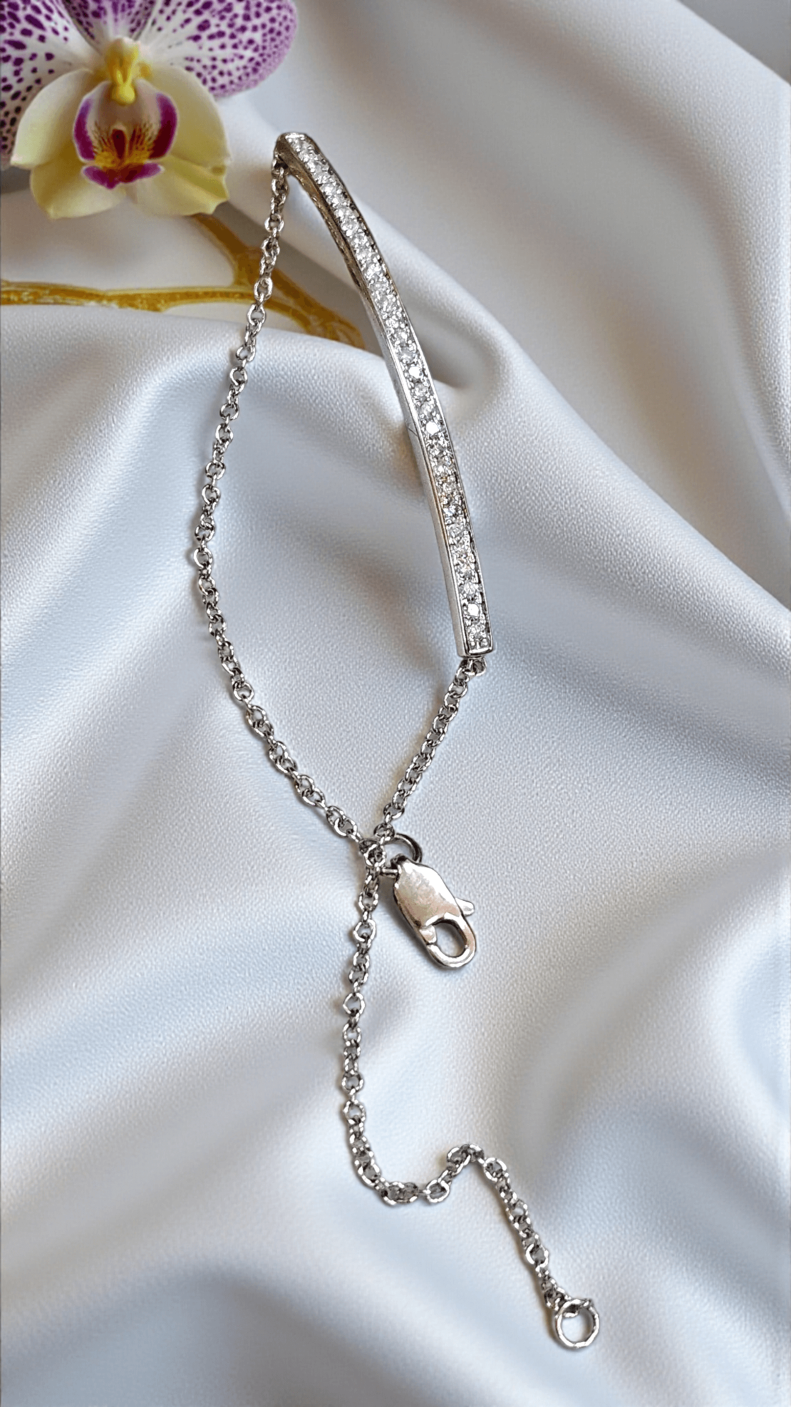 Златна гривна от бяло злато и диаманти