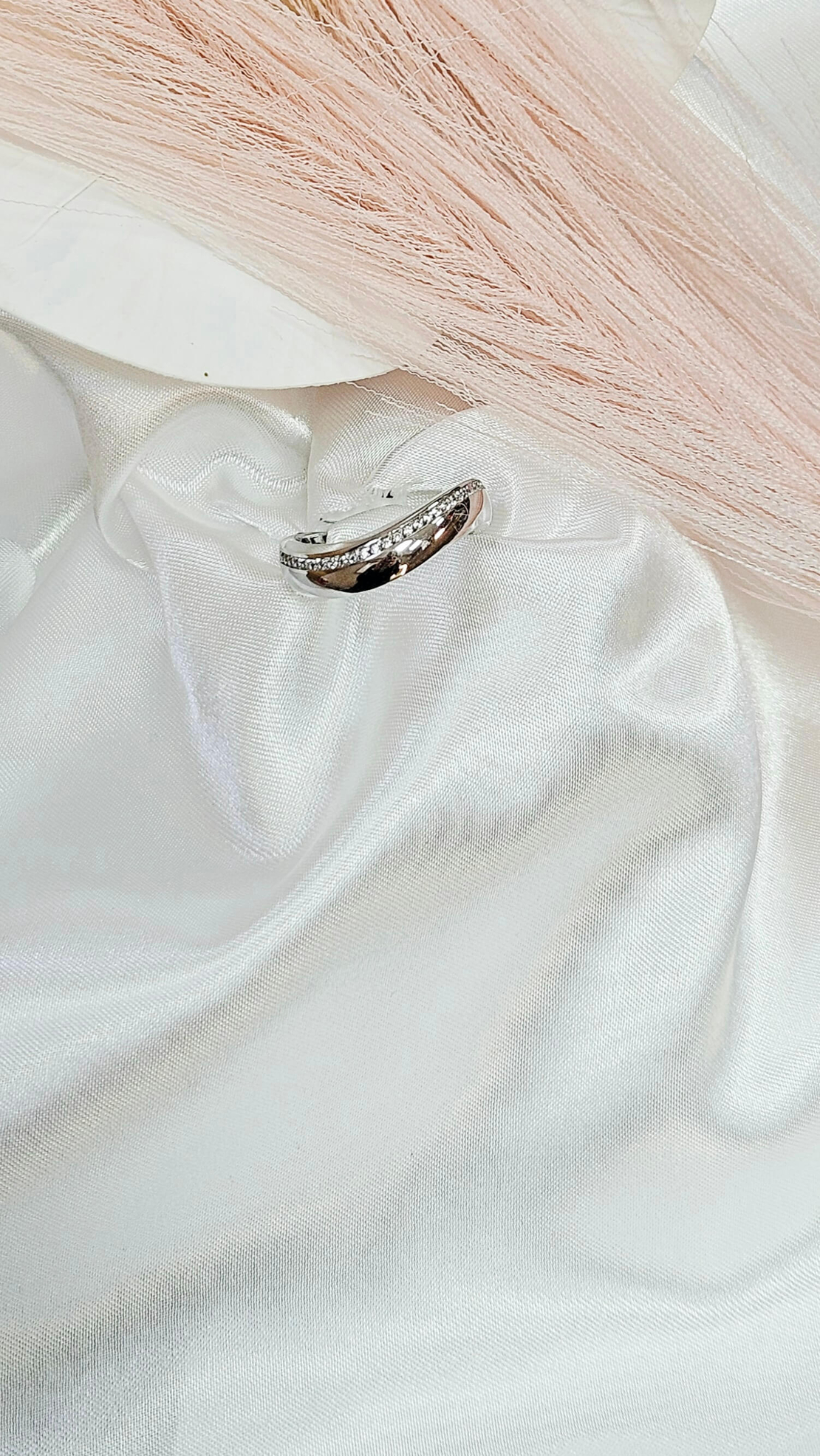 Златен пръстен от бяло злато с циркони