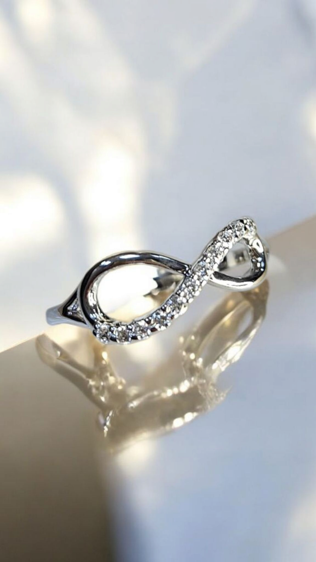 Златен пръстен от бяло злато с циркони