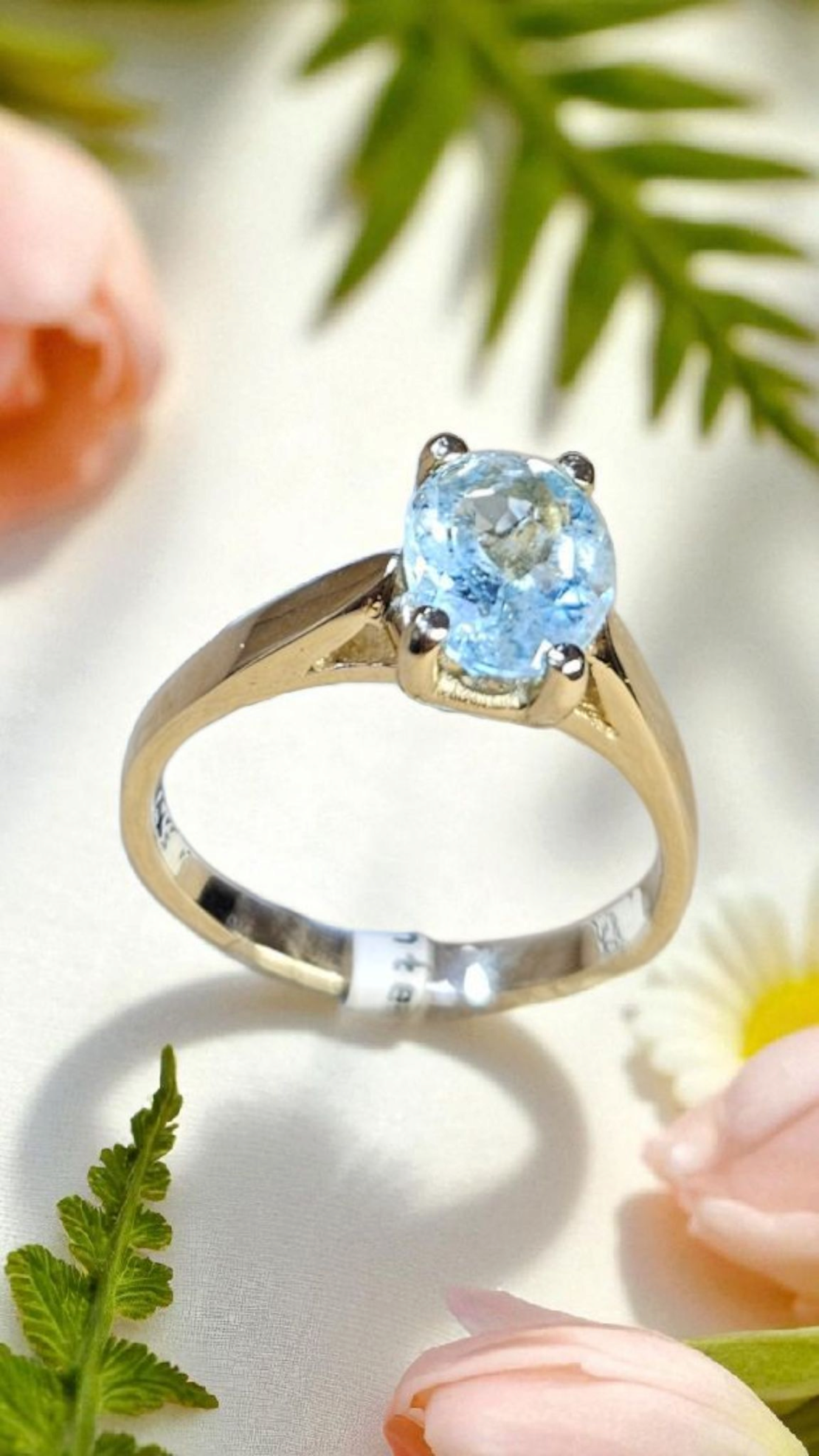 Златен пръстен с Аквамарин