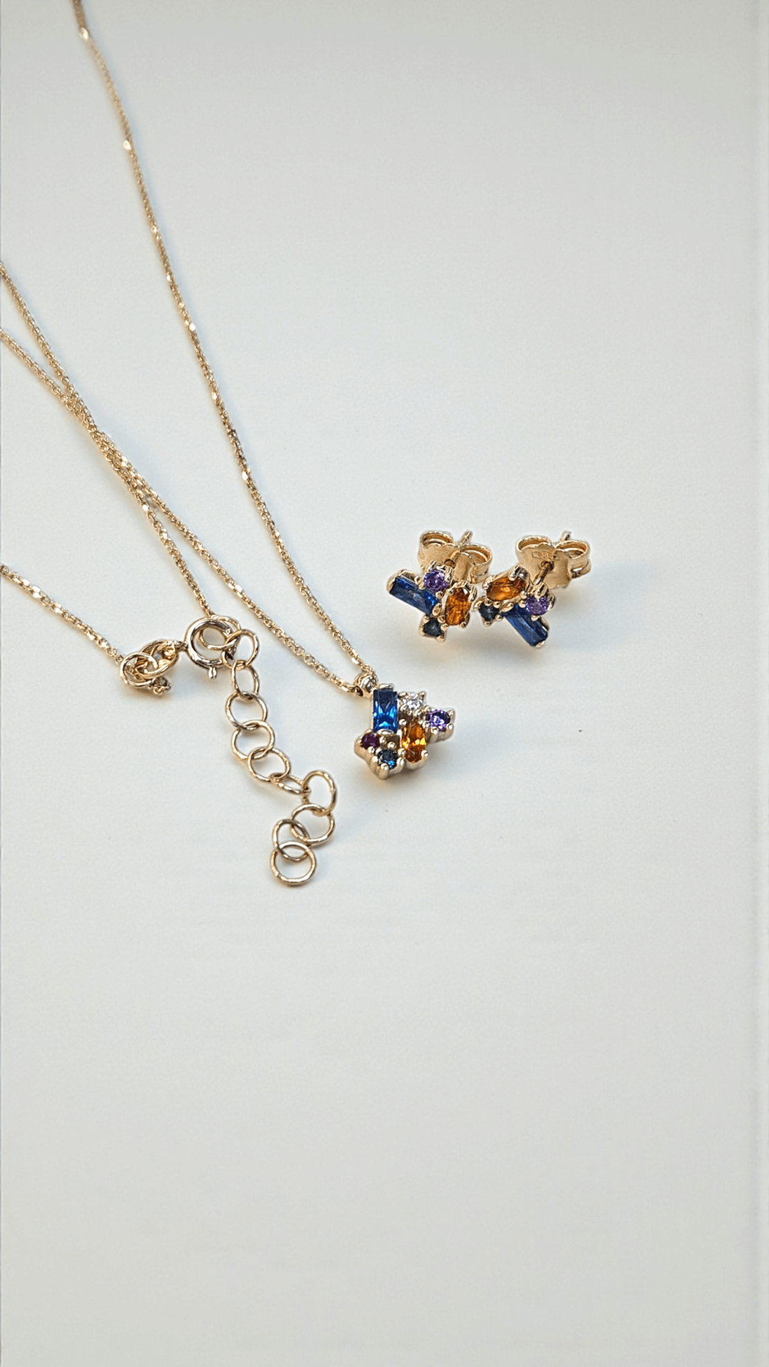 Златен комплект с цветни циркони 