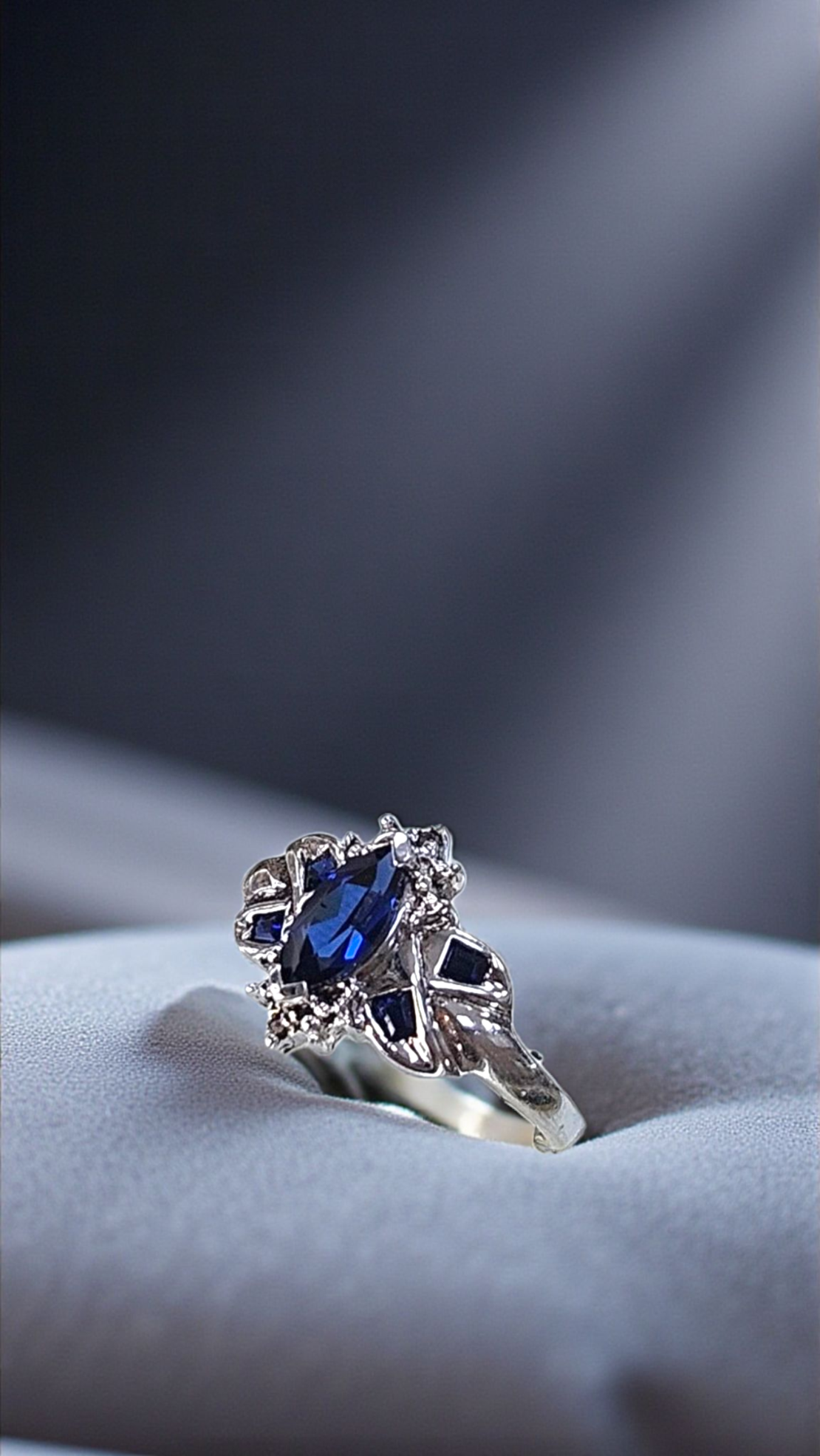 Златен пръстен със сапфири и брилянти