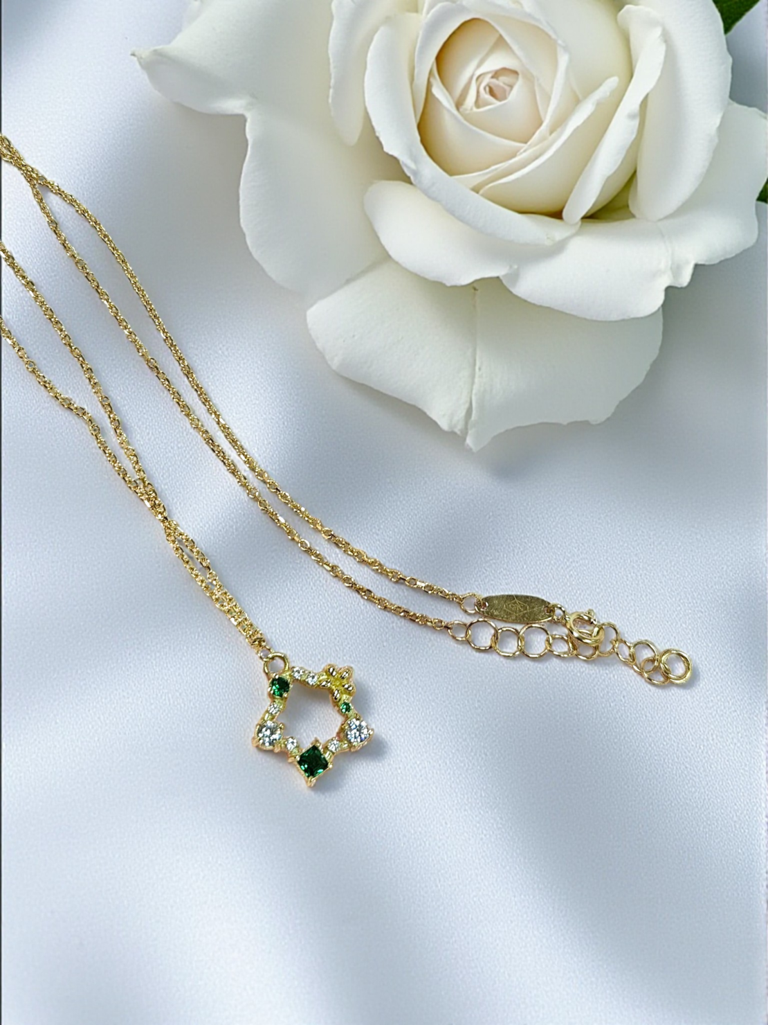 Златно колие със зелени и бели циркони