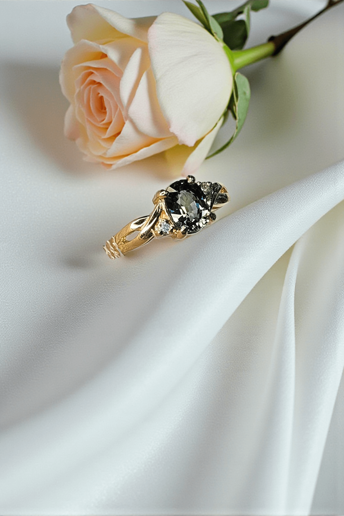 Златен пръстен със Сапфир и Диаманти Verde Imperiale