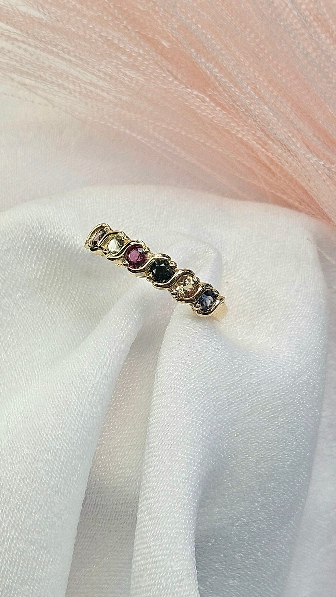 Златен пръстен със сапфири в различни цветове
