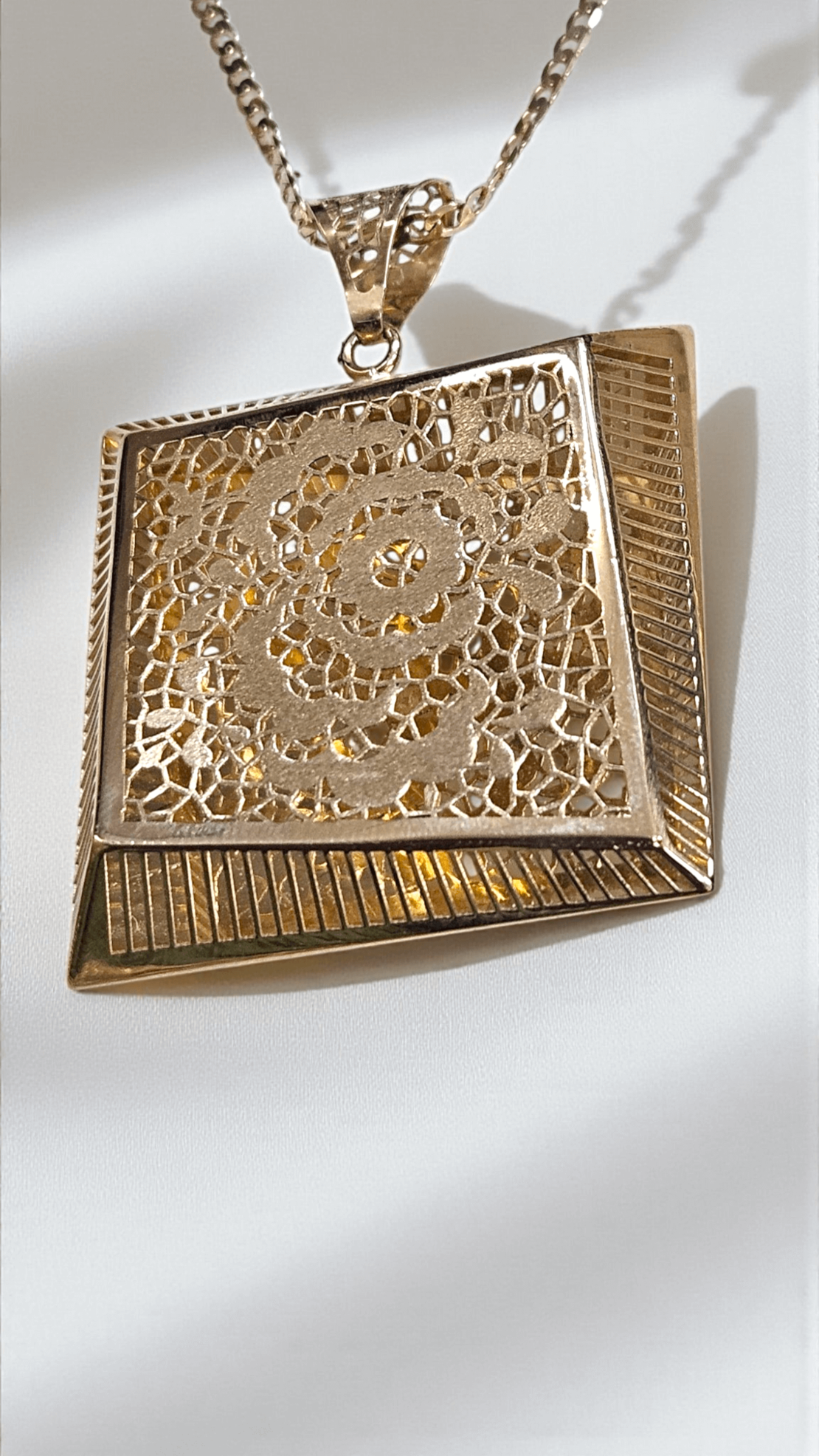 Златен медальон 