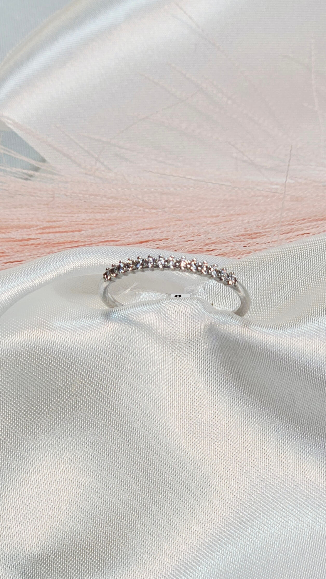 Златен пръстен тип полу-халка от бяло злато и циркони