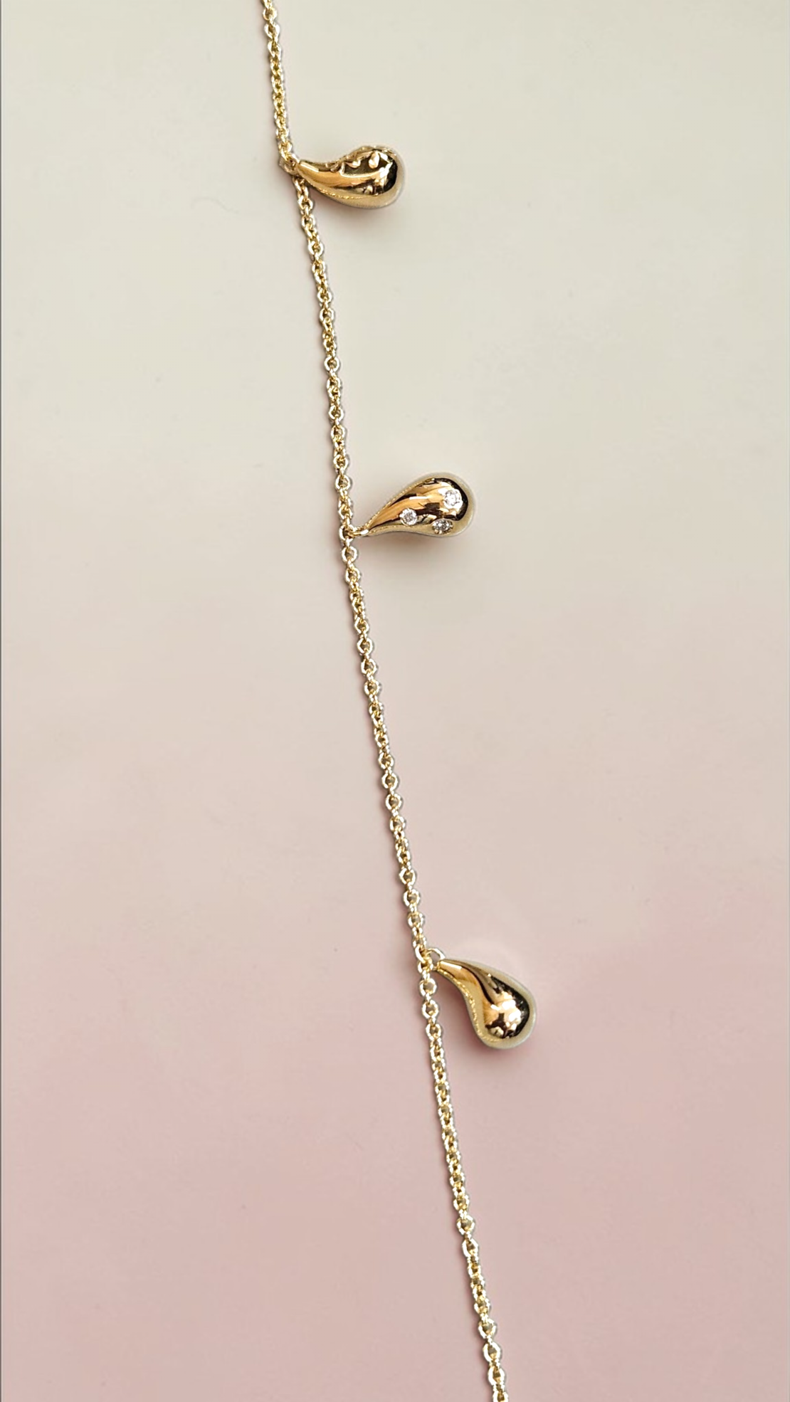 Златна гривна с диаманти 