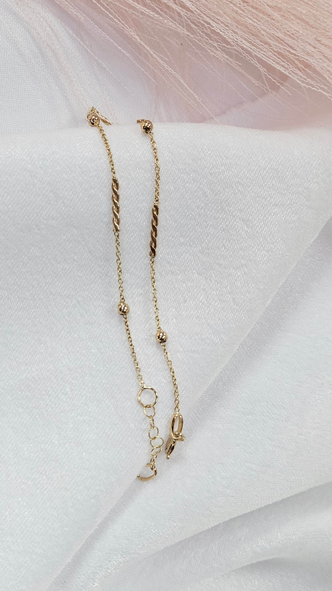 Златна гривна със седем златни елемента