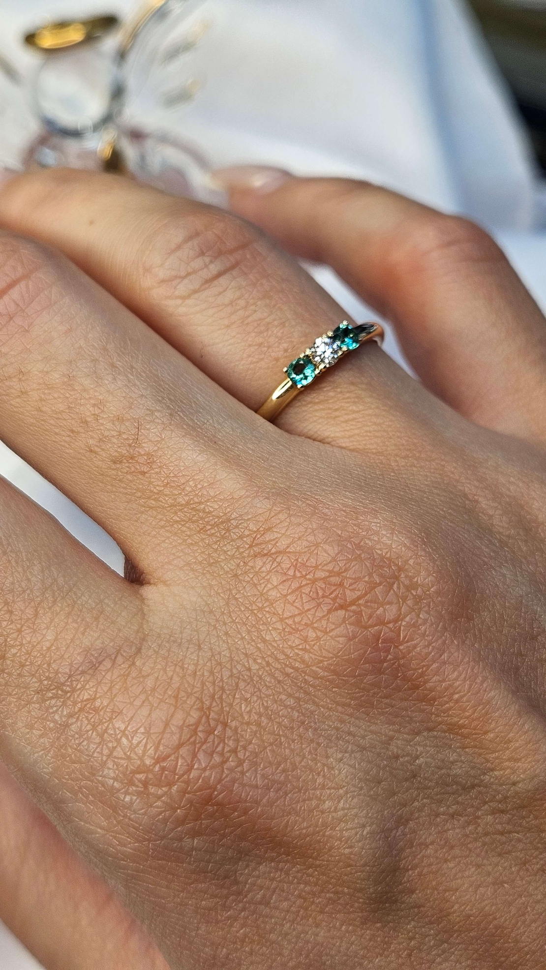 Златен пръстен от жълто злато с диамант и изумруди