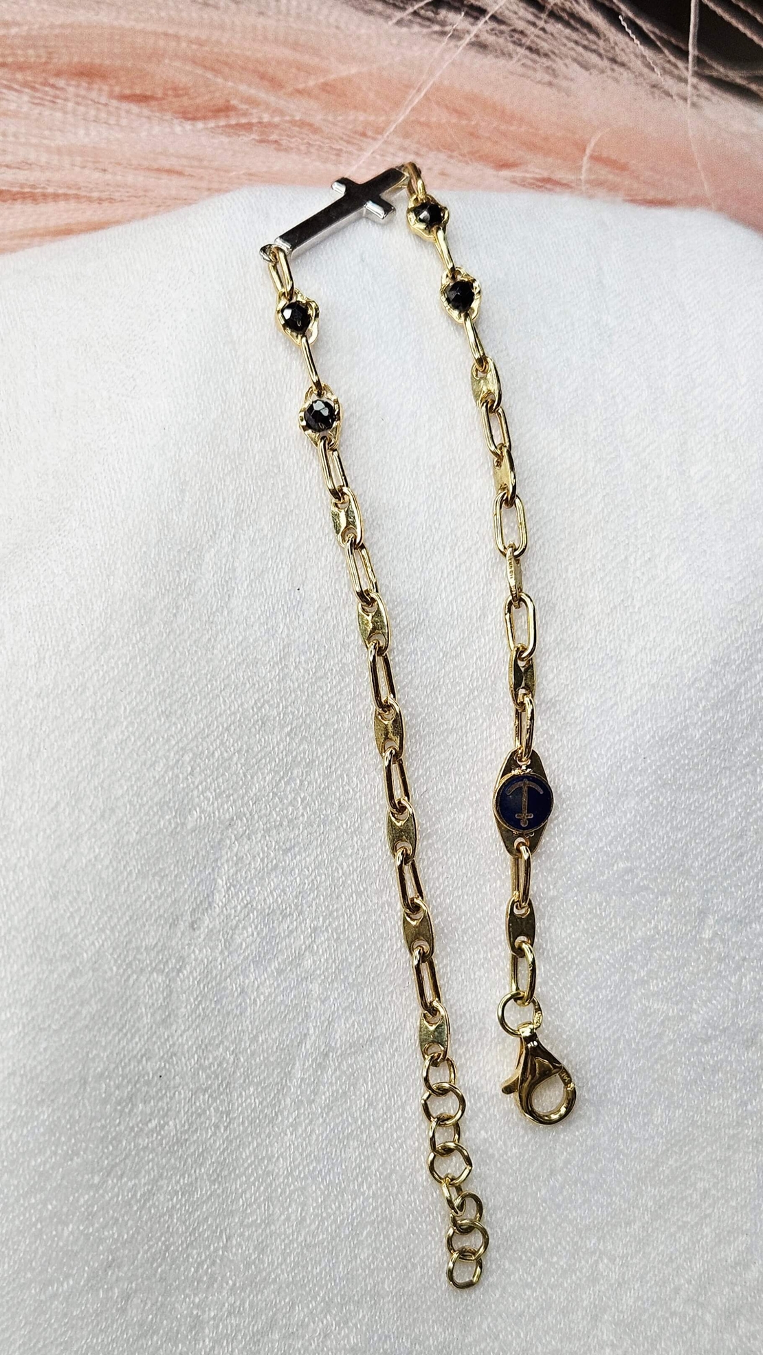 Златна гривна с Кръст