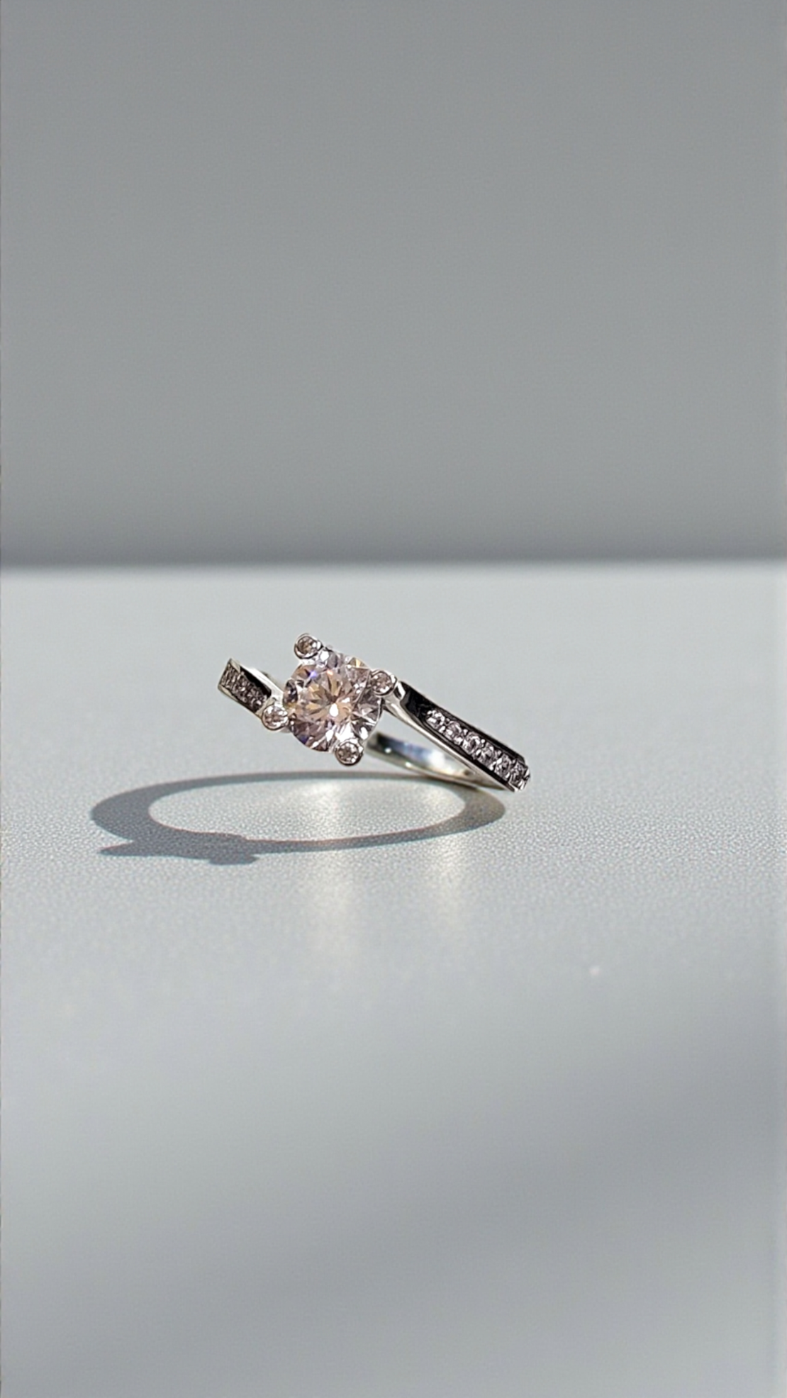 Златен пръстен от бяло злато с циркони