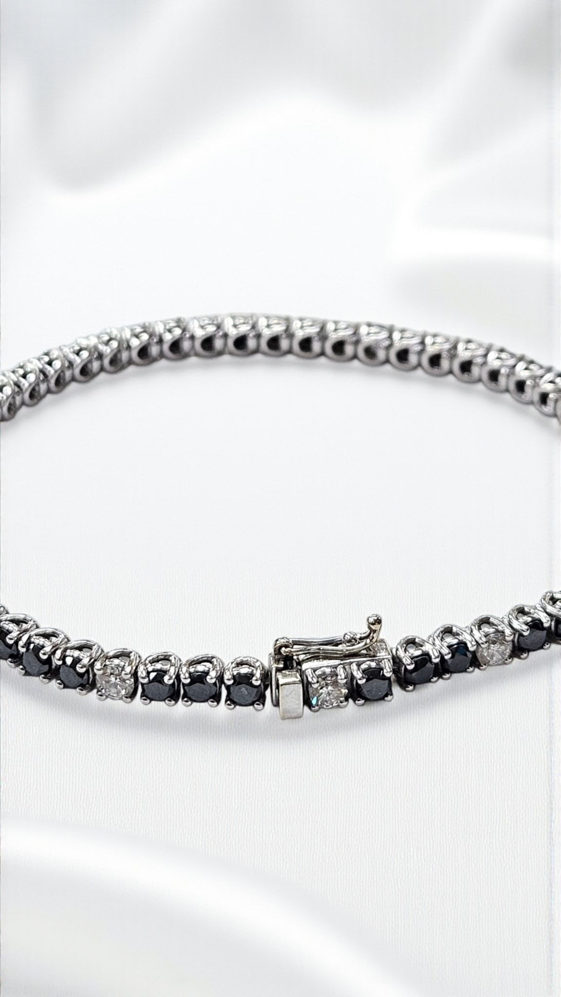 Тенис гривна с бели и черни диаманти