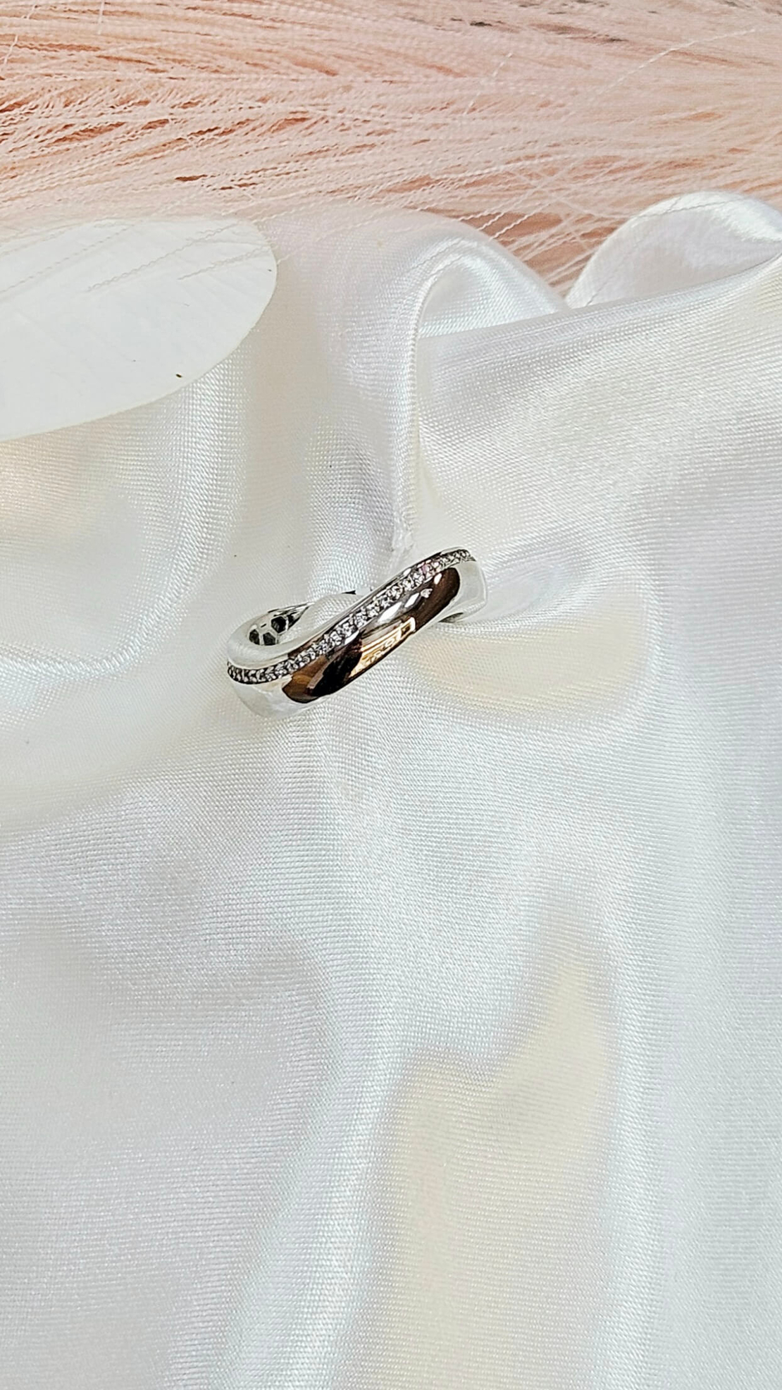 Златен пръстен от бяло злато с циркони