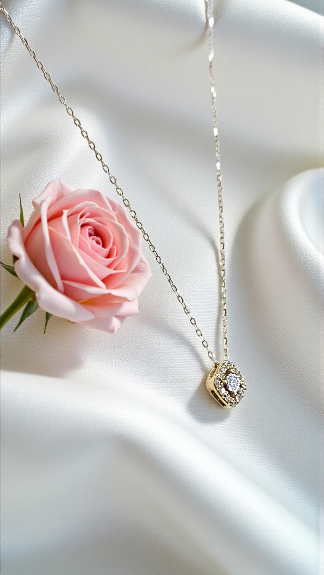 Златно колие от 18К жълто злато с централен диамант и обков от диаманти I Gioielli del Sole