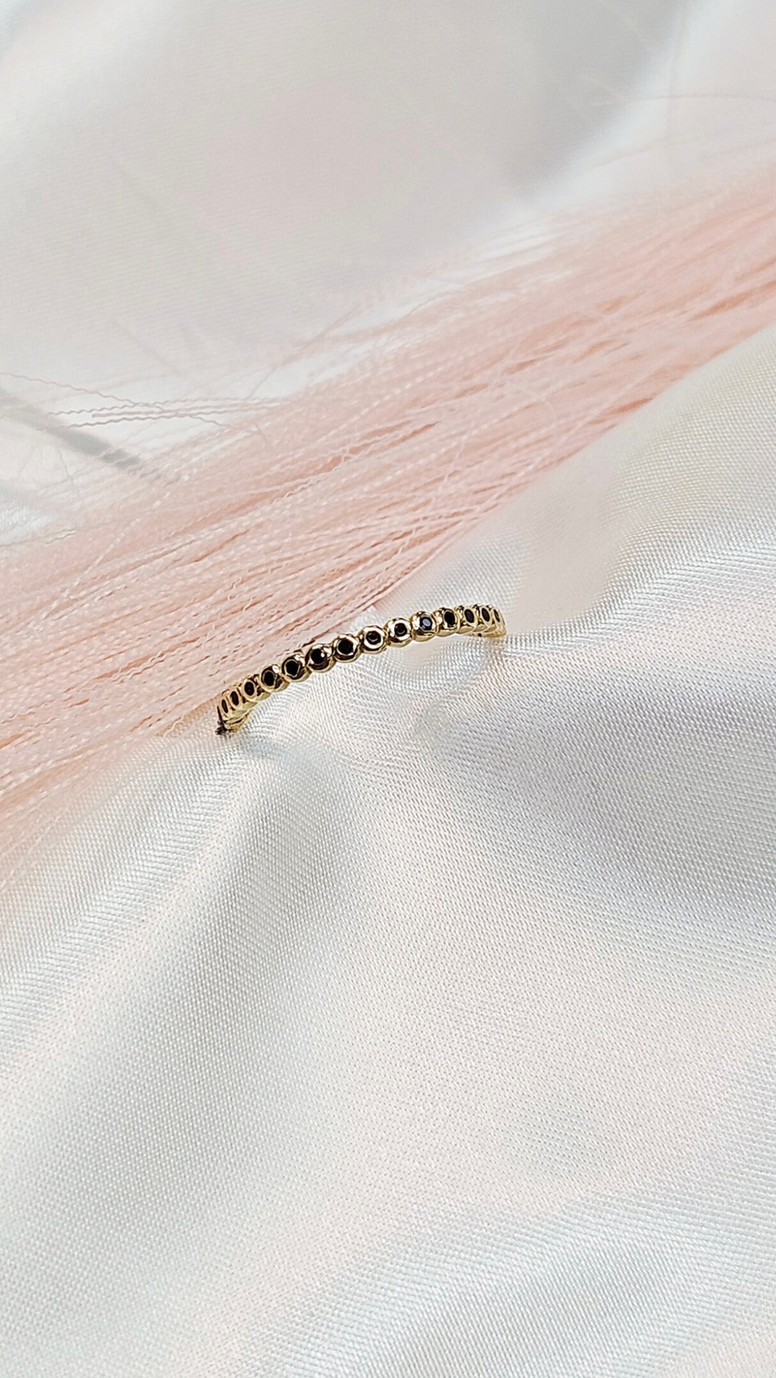 Златен пръстен тип халка с инкрустирани черни циркони