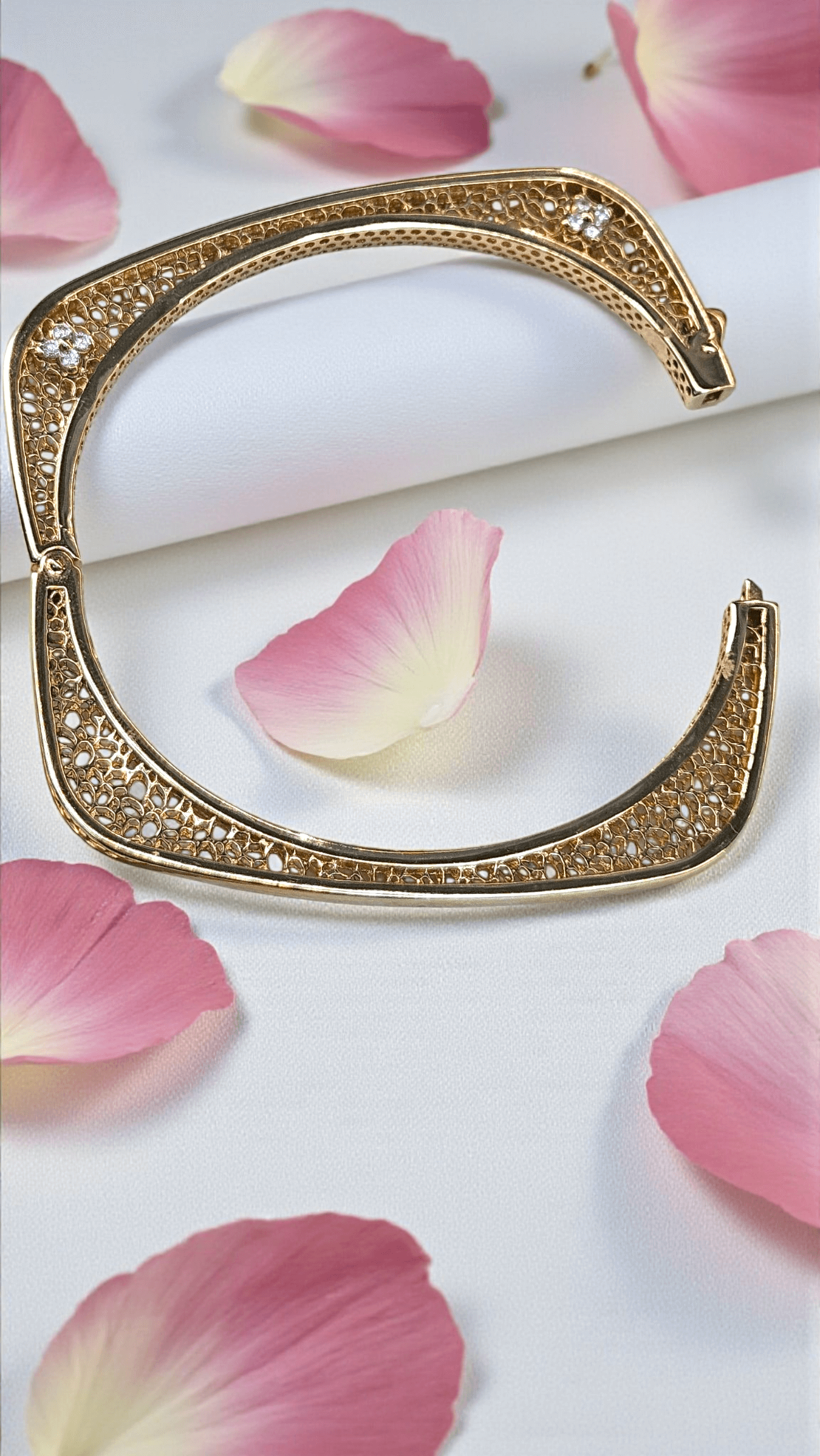 Златна твърда гривна