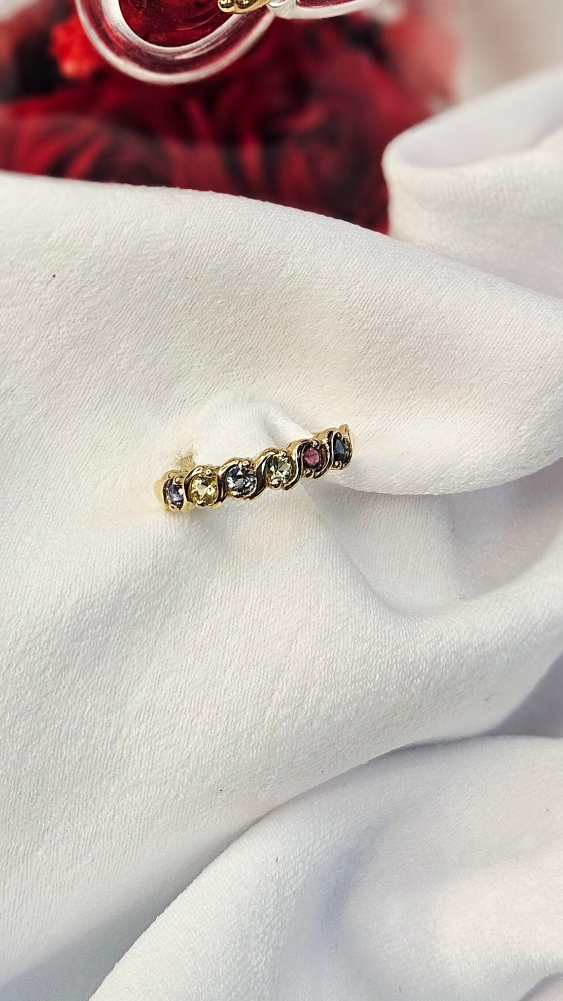 Златен пръстен от жълто злато с цветни сапфири