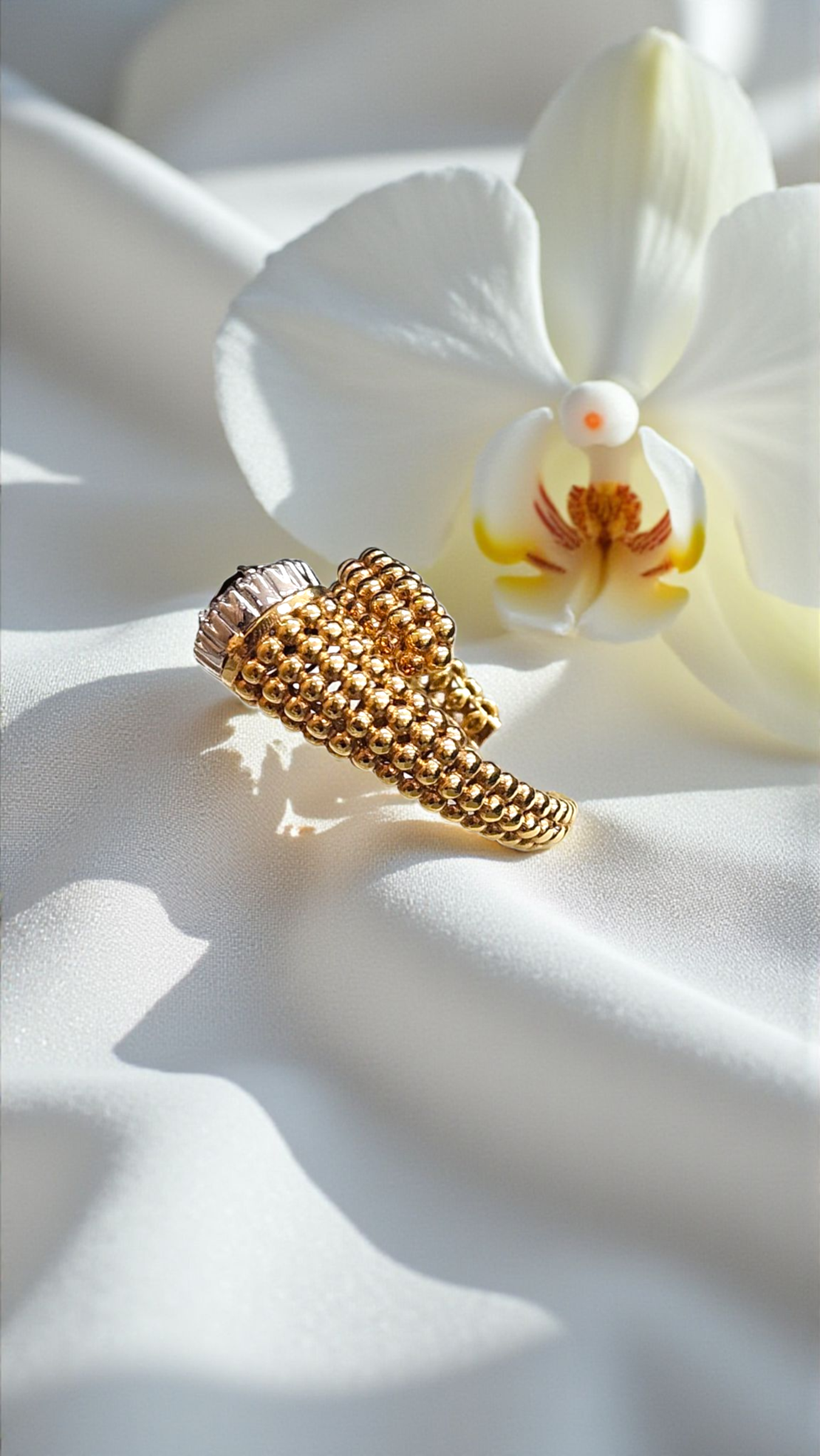 Златен пръстен с Оникс и циркони