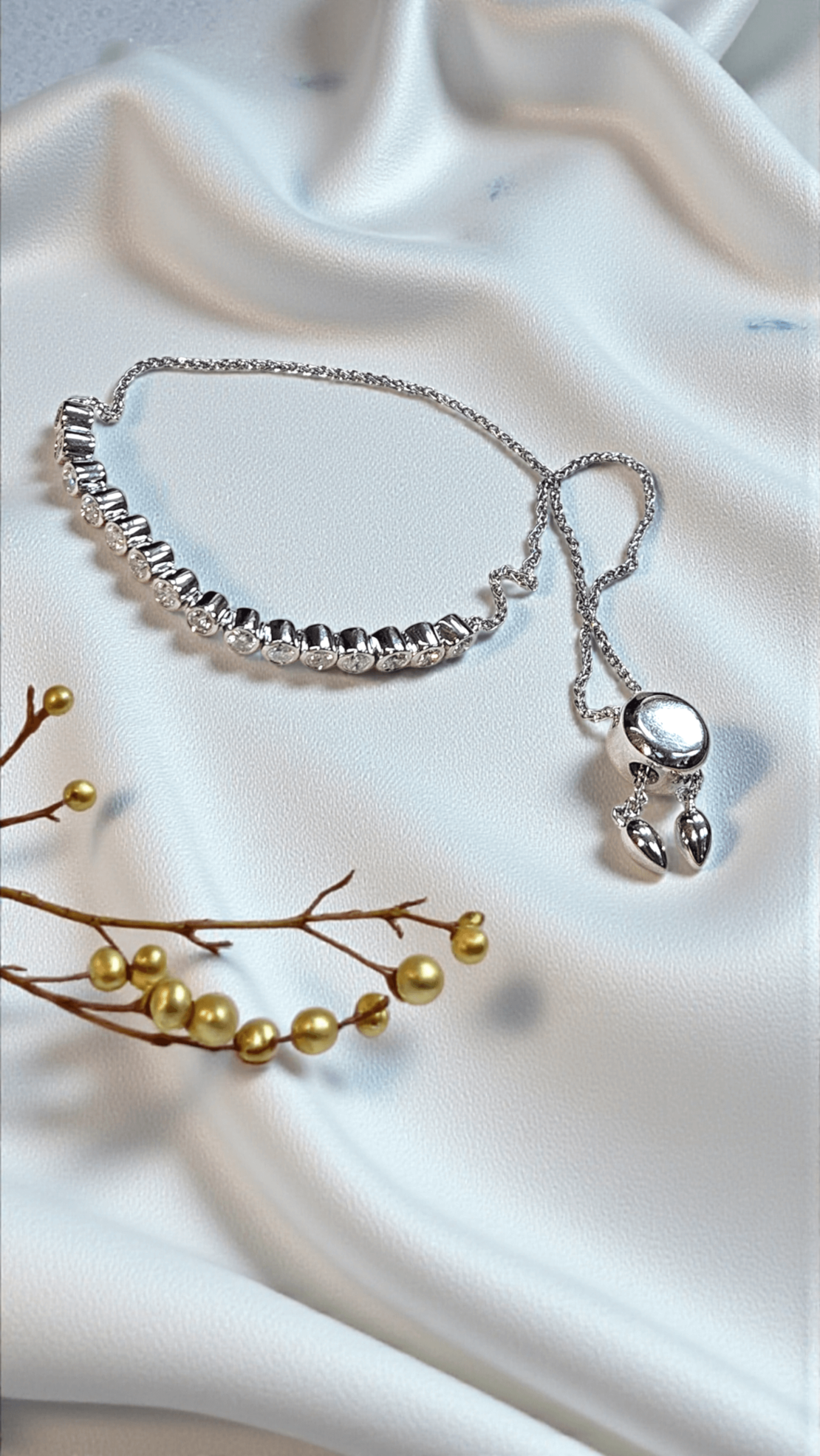 Златна гривна от бяло злато и диаманти