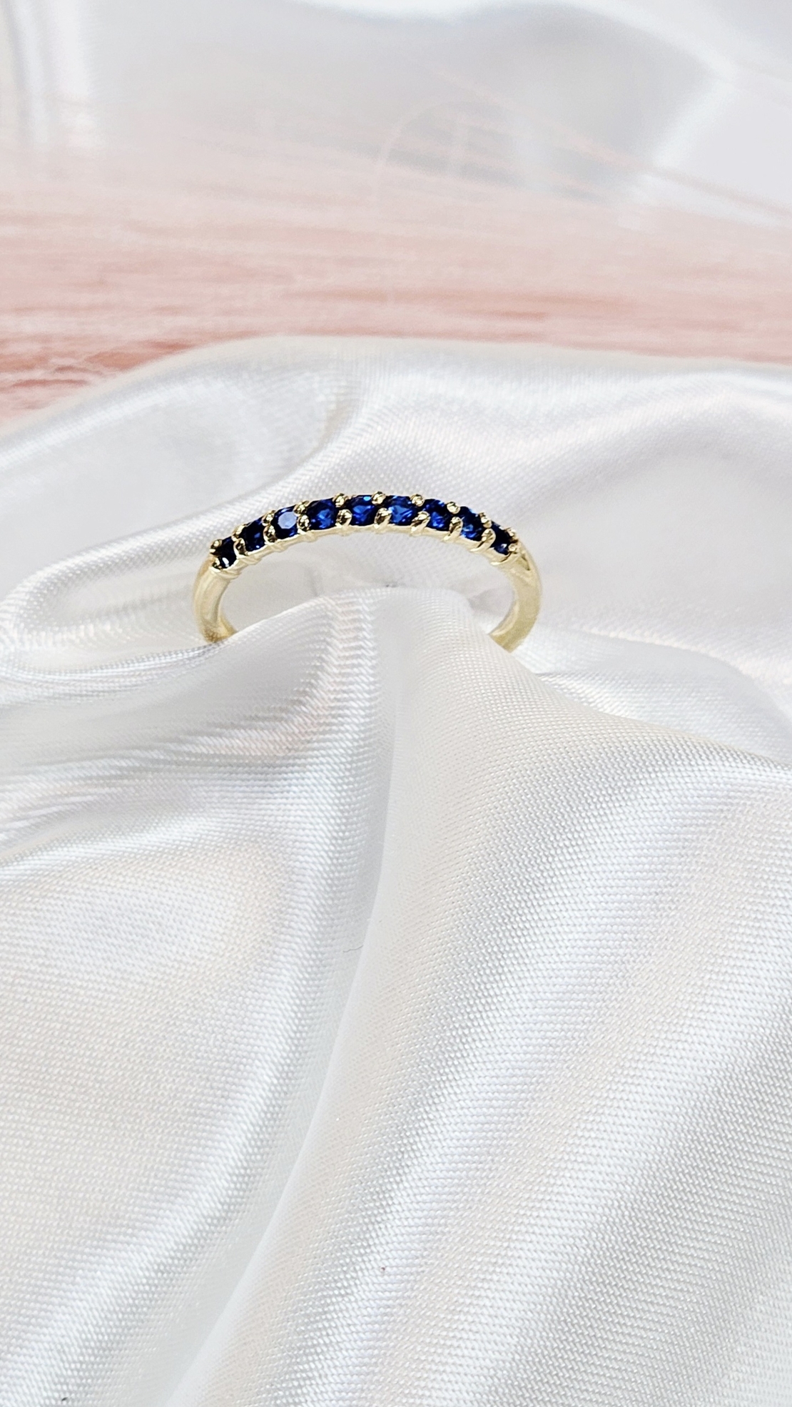 Златен пръстен със сини циркони