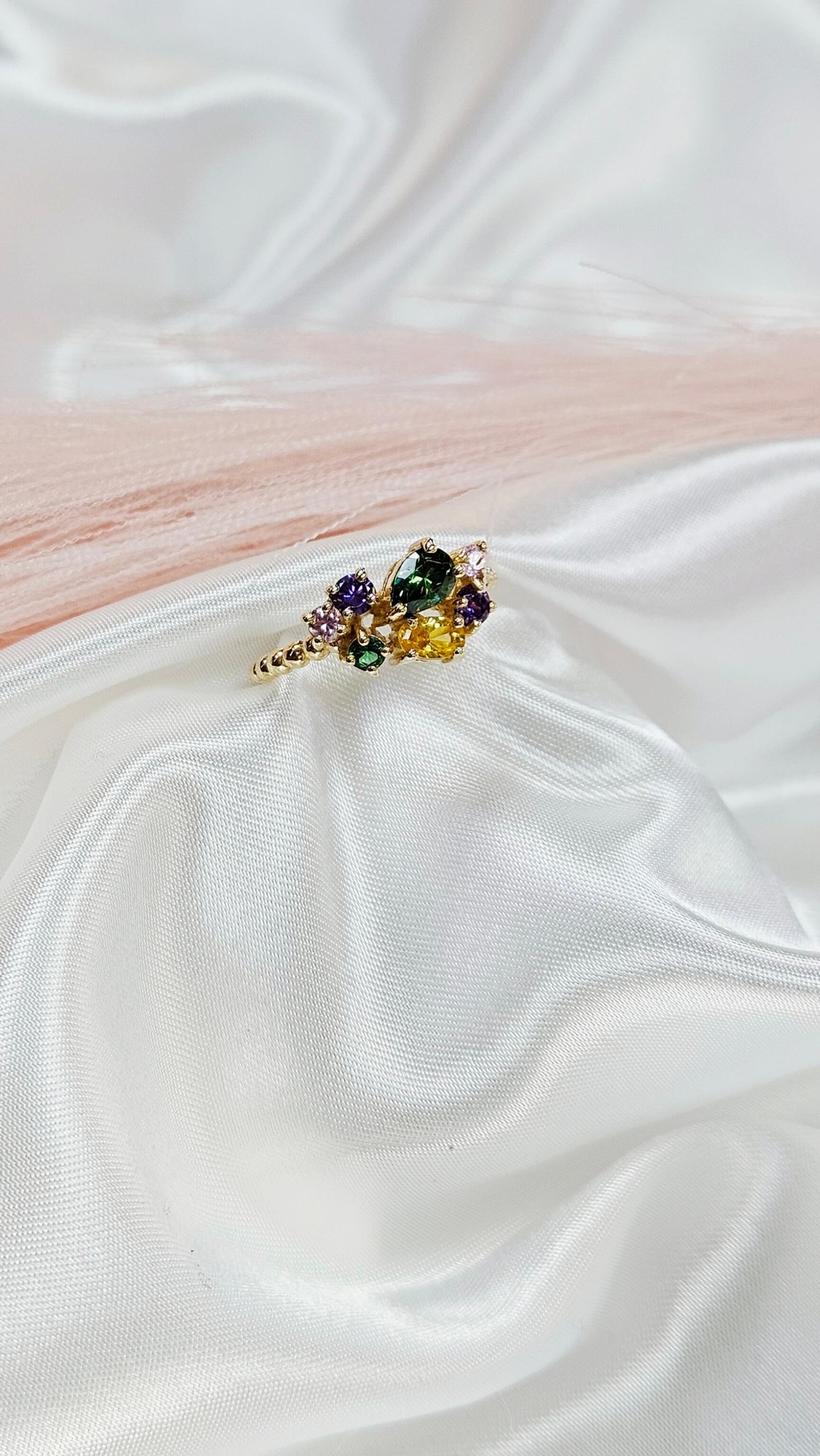 Златен пръстен от жълто злато с цветни циркони