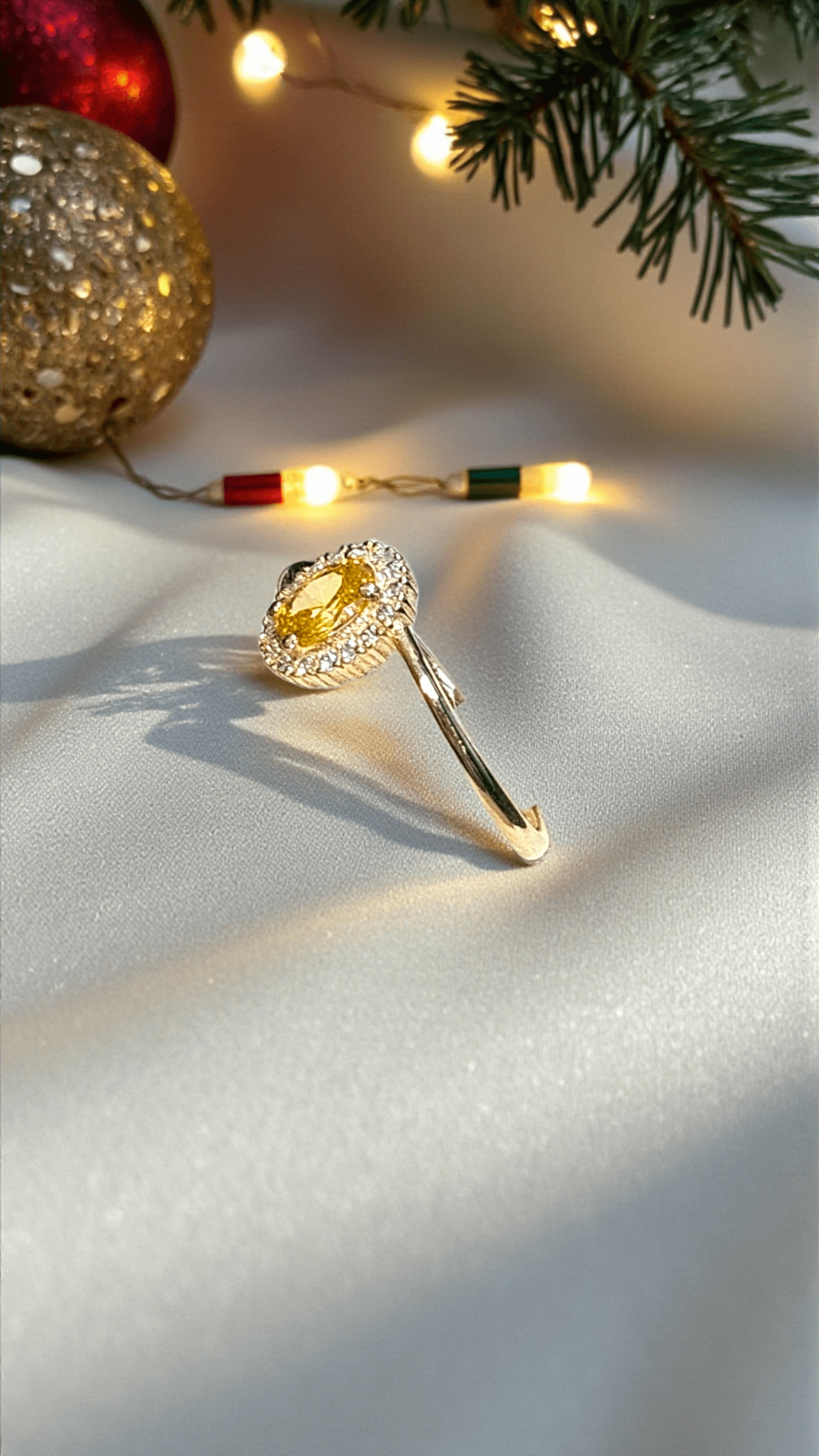 Златен пръстен с жълт циркон 