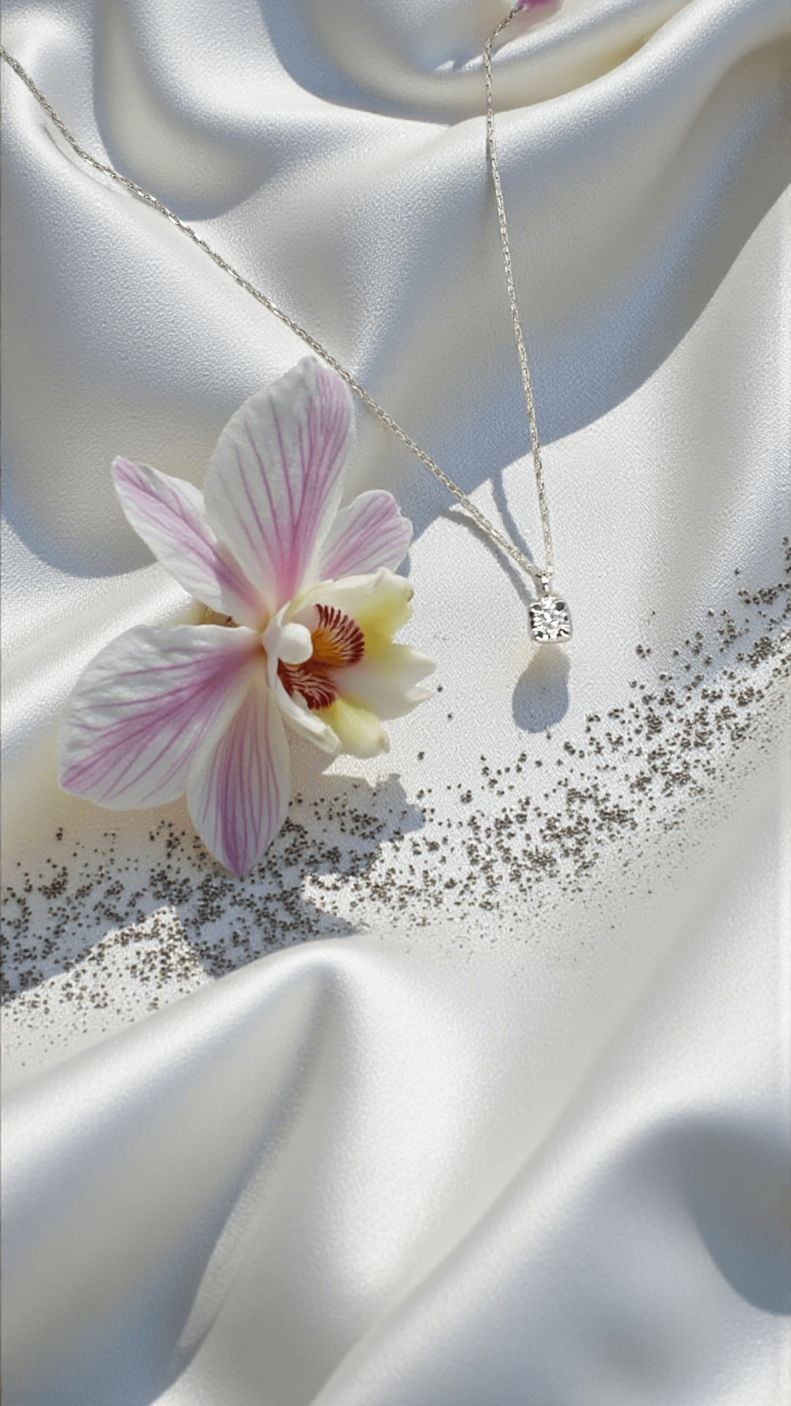 Златно колие от 18К бяло злато и диамант 0.10Ct