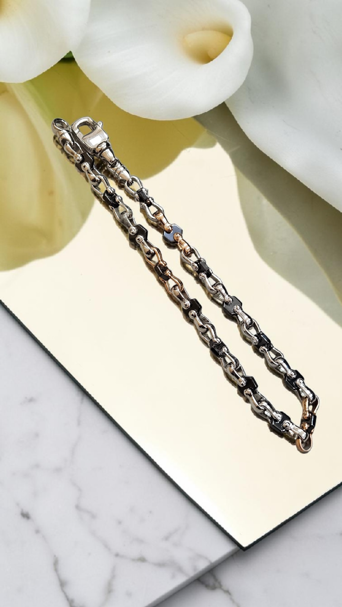 Златна гривна от бяло и розово злато с елементи от керамика