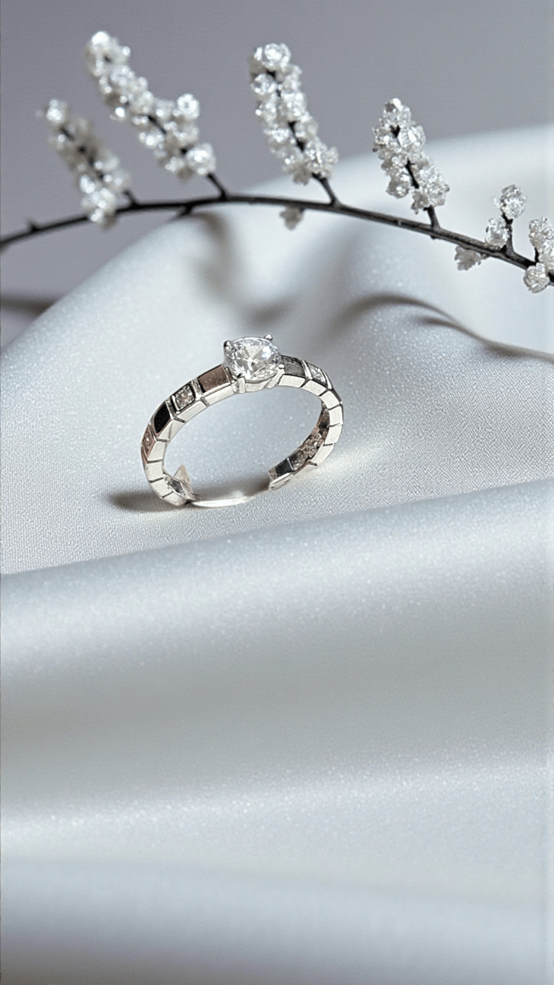 Златен пръстен от бяло злато с циркони 