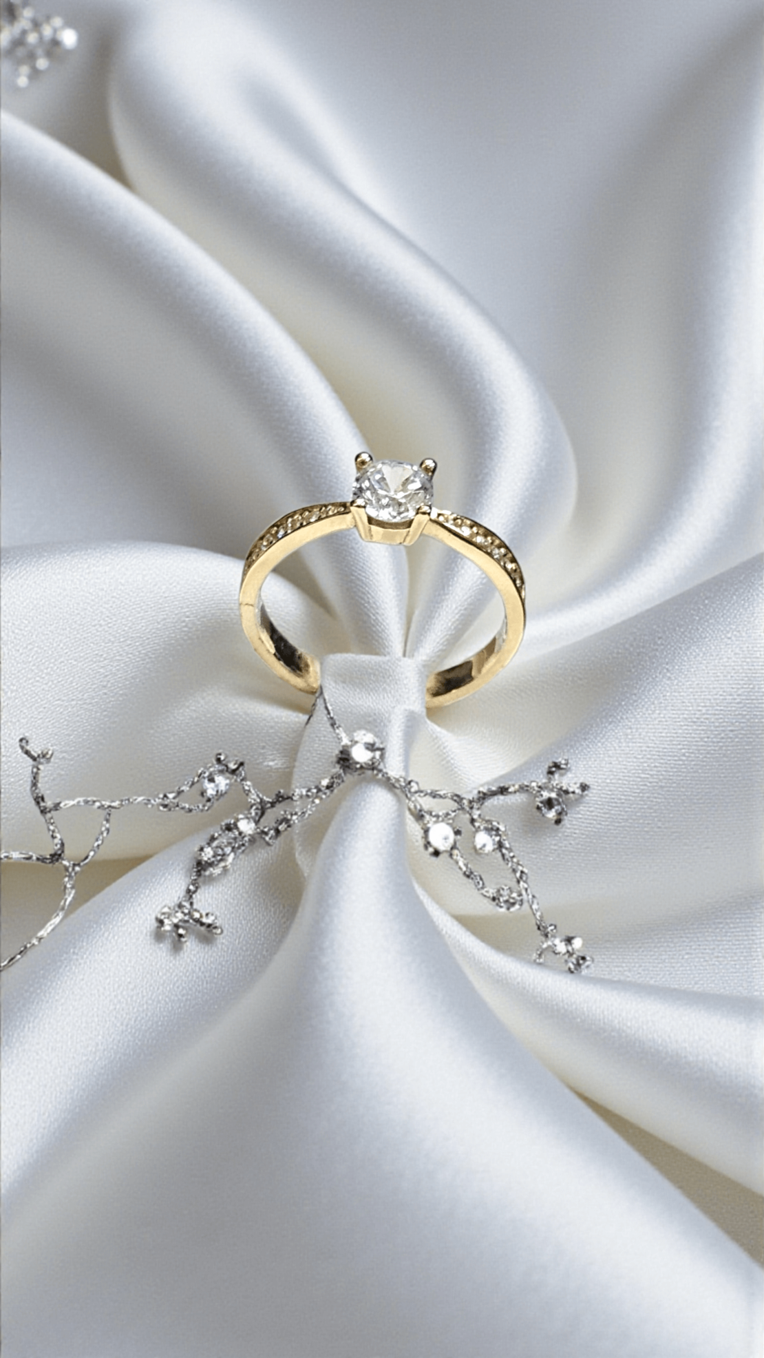 Златен пръстен с циркони