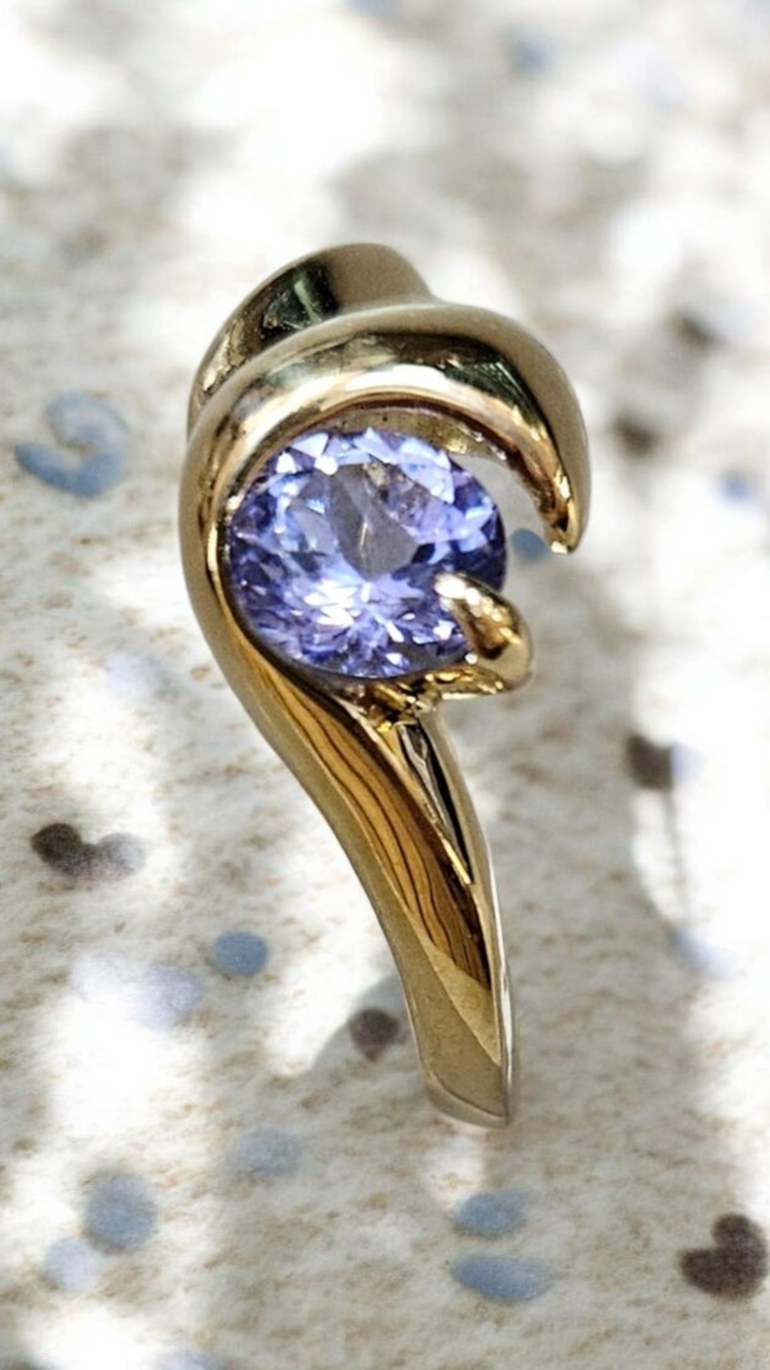 Златен пръстен с танзанит
