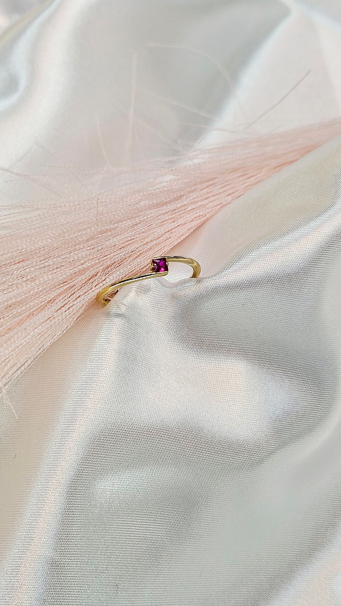 Златен пръстен с червен циркон Novello