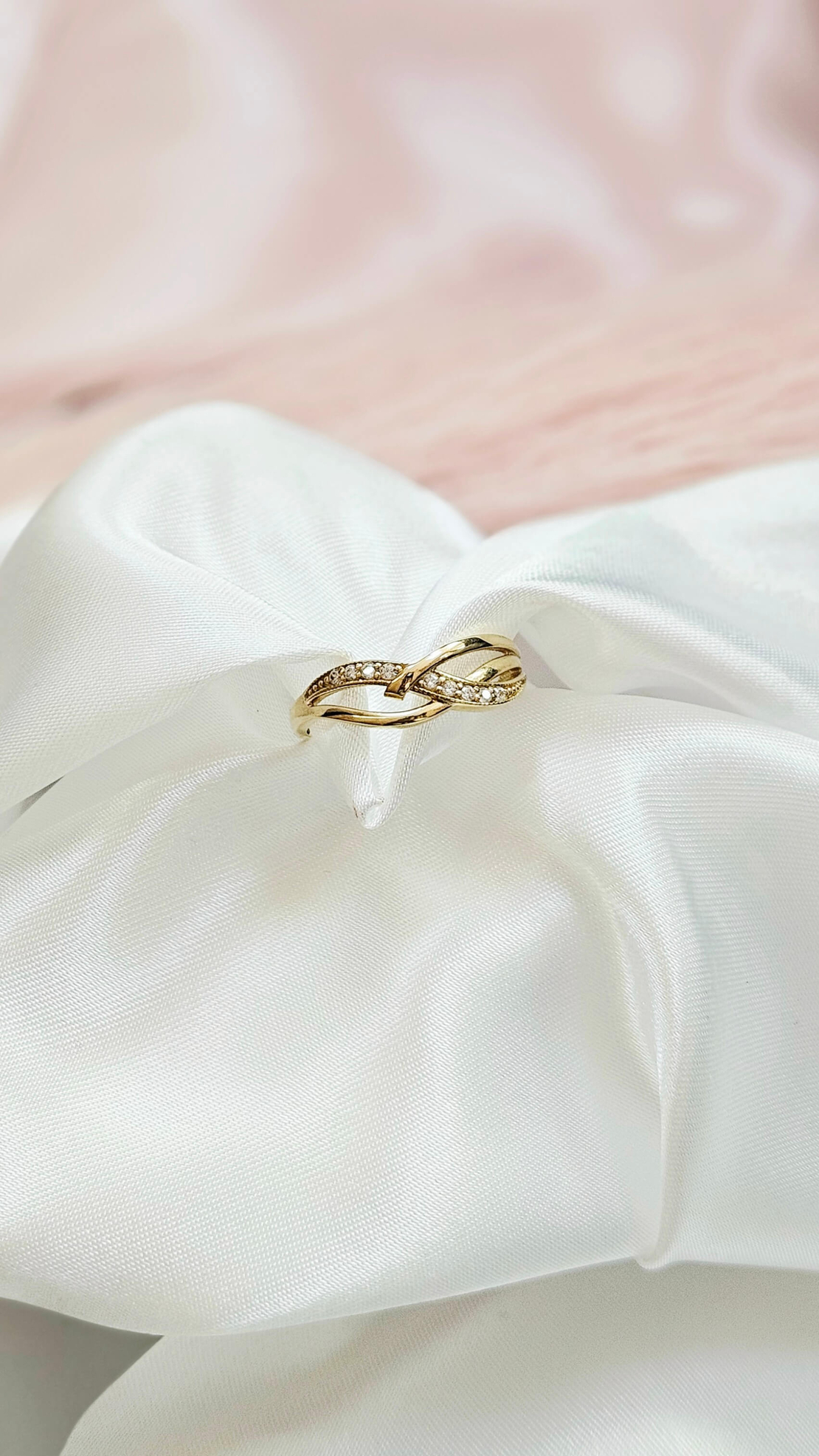 Златен пръстен Символ на безкрайност