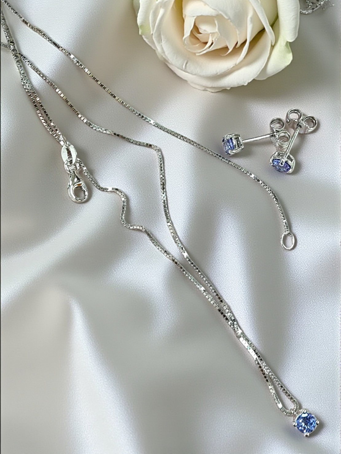 Комплект обеци и колие от бяло злато с Танзанит